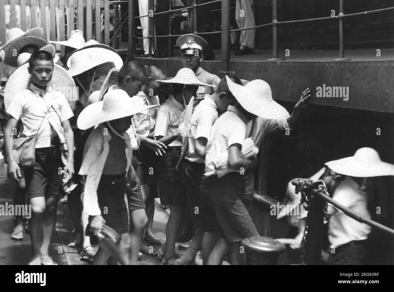 Kinder der chinesischen Stadt Hankou, Wuhan, werden mit dem Boot auf dem Jangtse evakuiert, während die Stadt während des chinesisch-japanischen Krieges von japanischen Truppen angegriffen wird Stockfoto