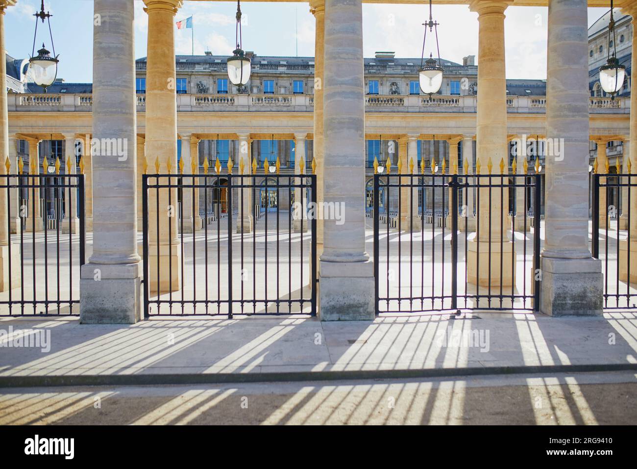 Innenhof des Palais Royale in Paris, Frankreich an einem sonnigen Frühlingstag Stockfoto