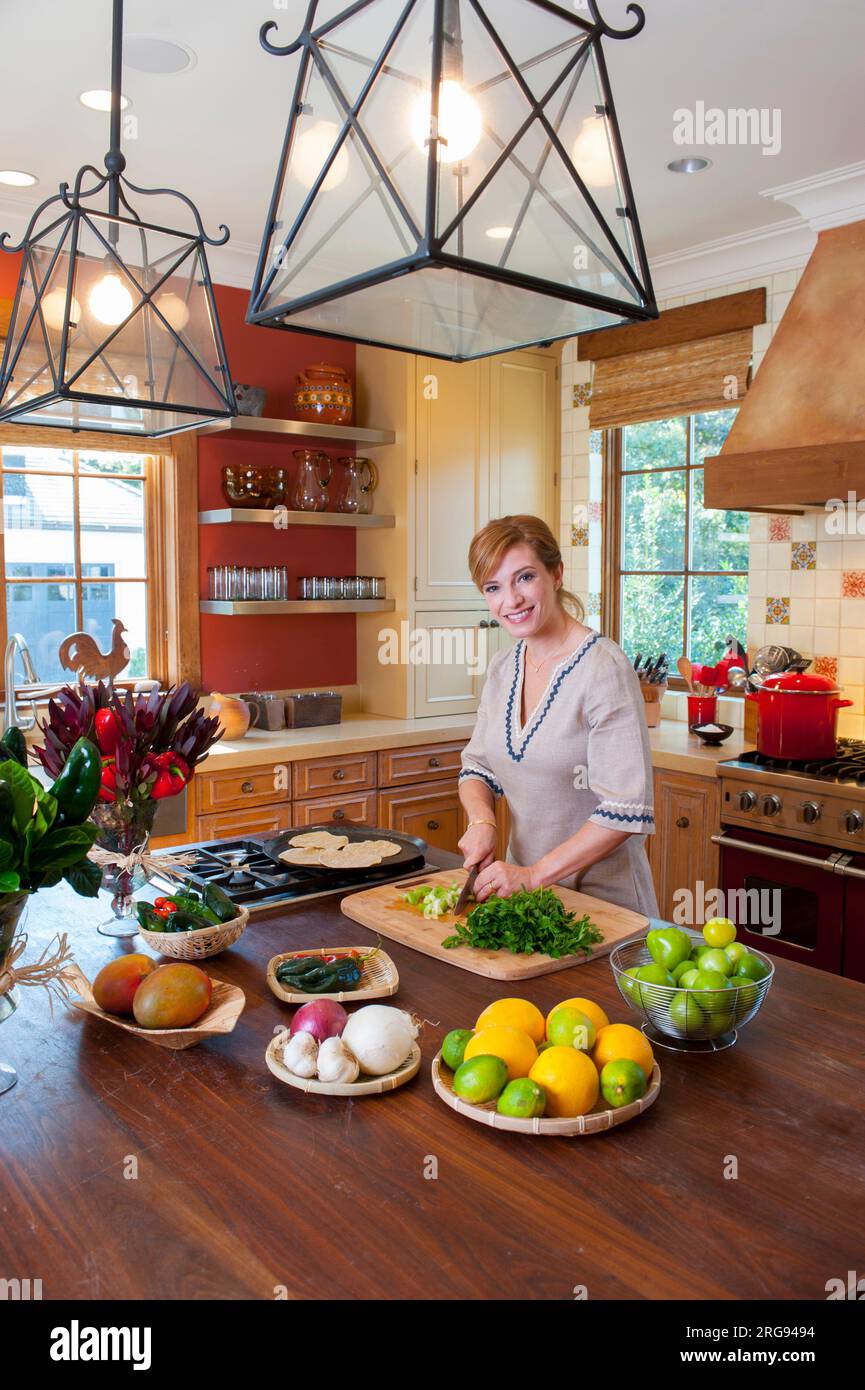 PBS TV Promi-Koch Patin Jinich in ihrem Küchenstar von Patis mexikanischer Küche und La Frontera Kochshows Stockfoto