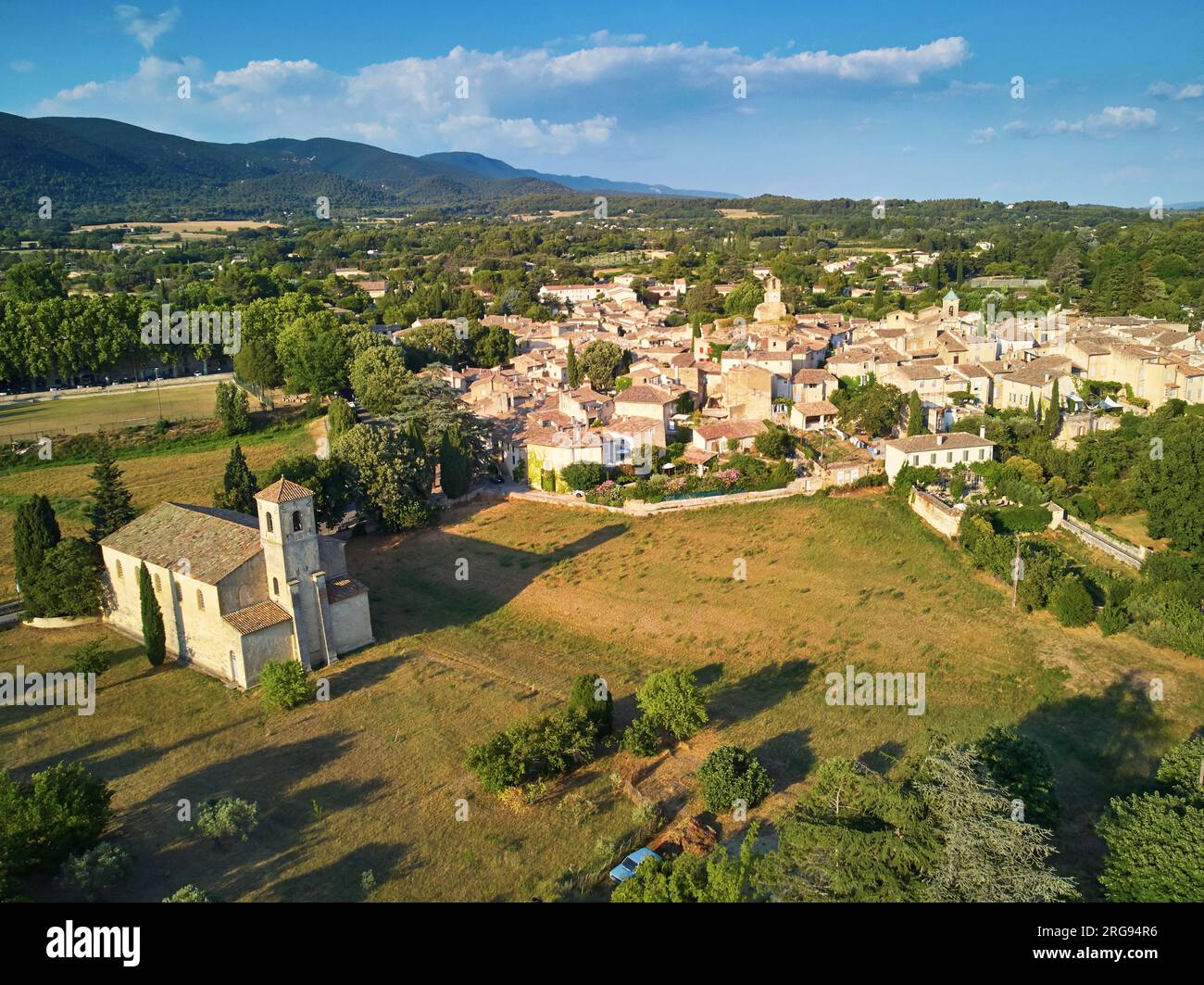 Draufsicht über das berühmte Dorf Lourmarin in der Provence, Südfrankreich Stockfoto