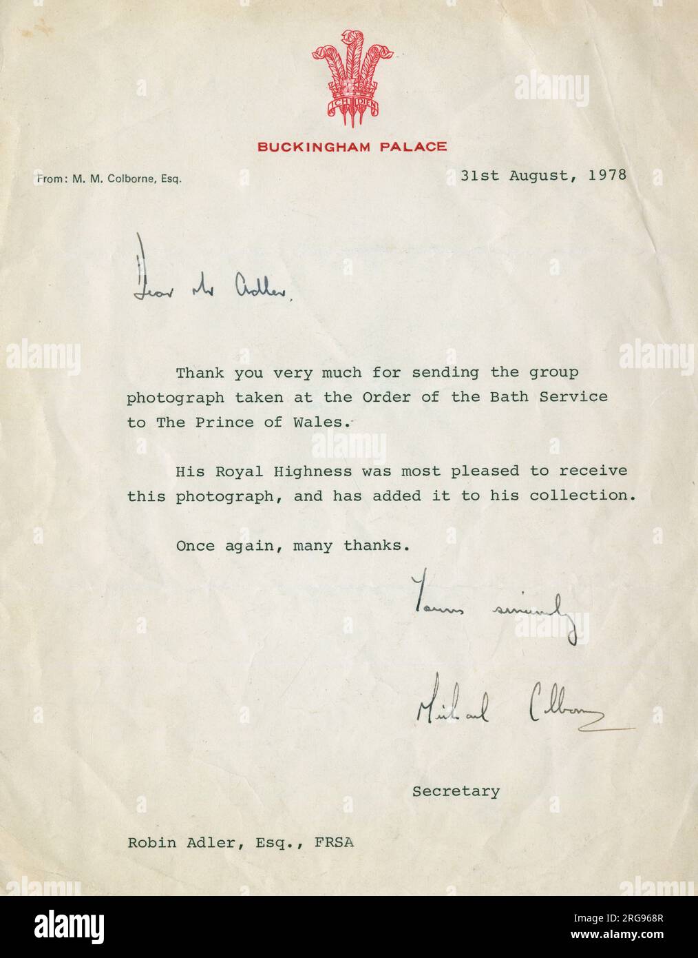Schreiben des Buckingham Palace, in dem dem Fotografen für ein Gruppenfoto mit Königin Elizabeth II. Und Prinz Charles für einen Orden des Bath in Westminster Abbey, London, gedankt wird. Prinz Charles wurde 1974 zum großen Meister des Bath-Ordens und wurde 1975 offiziell eingesetzt. Stockfoto