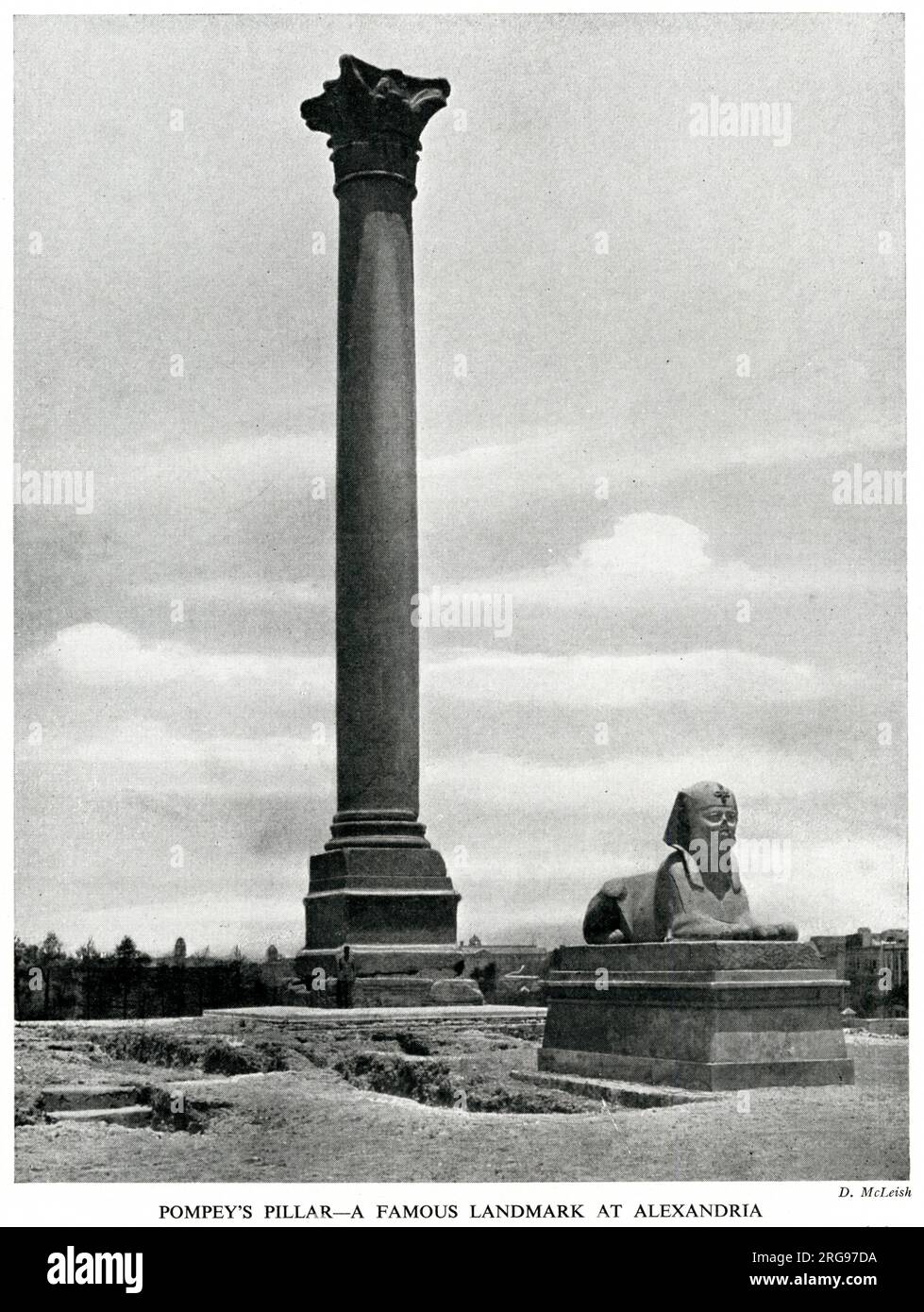 Pompeius's Pillar und Sphinx, Alexandria, Ägypten. Die Säule ist eine römische Triumphsäule, die 297 v. Chr. errichtet wurde, um dem Sieg des Kaisers Diokletian über eine Alexandrianische Revolte zu gedenken. Stockfoto