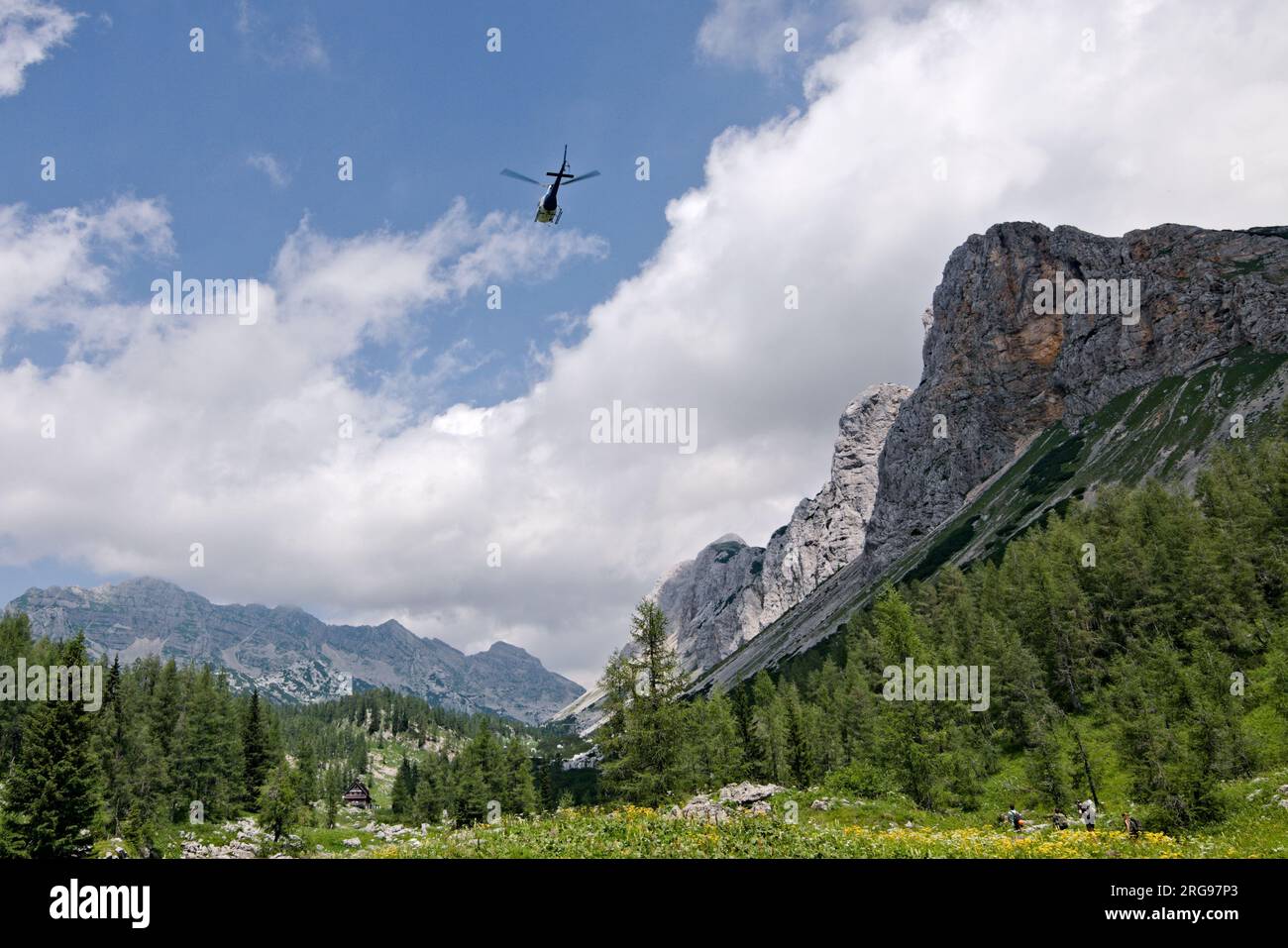 Der Hubschrauber fliegt über das Seven Lake Valley. Atemberaubende Landschaft im Triglav-Nationalpark, wenige Stunden vom Berggipfel Triglav entfernt. Slowenien. Stockfoto