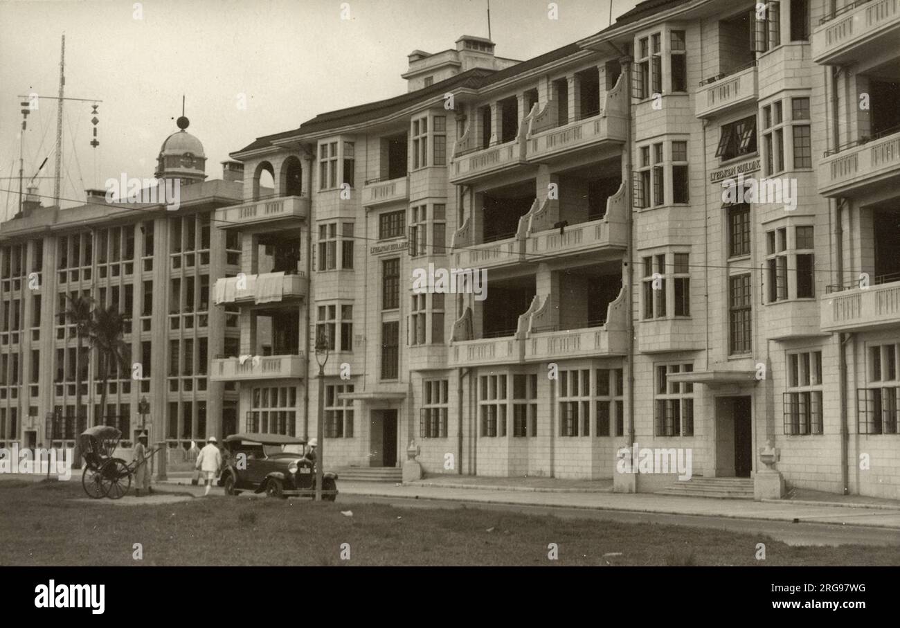 Ein sehr seltener Blick auf Hong Kong - Mody Road, Kowloon - Lyee Moon Building - Signal Hill Tower (auf der linken Seite) am Blackhead Point mit einem Zeitball (nur in Gebrauch 1927-1933). Stockfoto