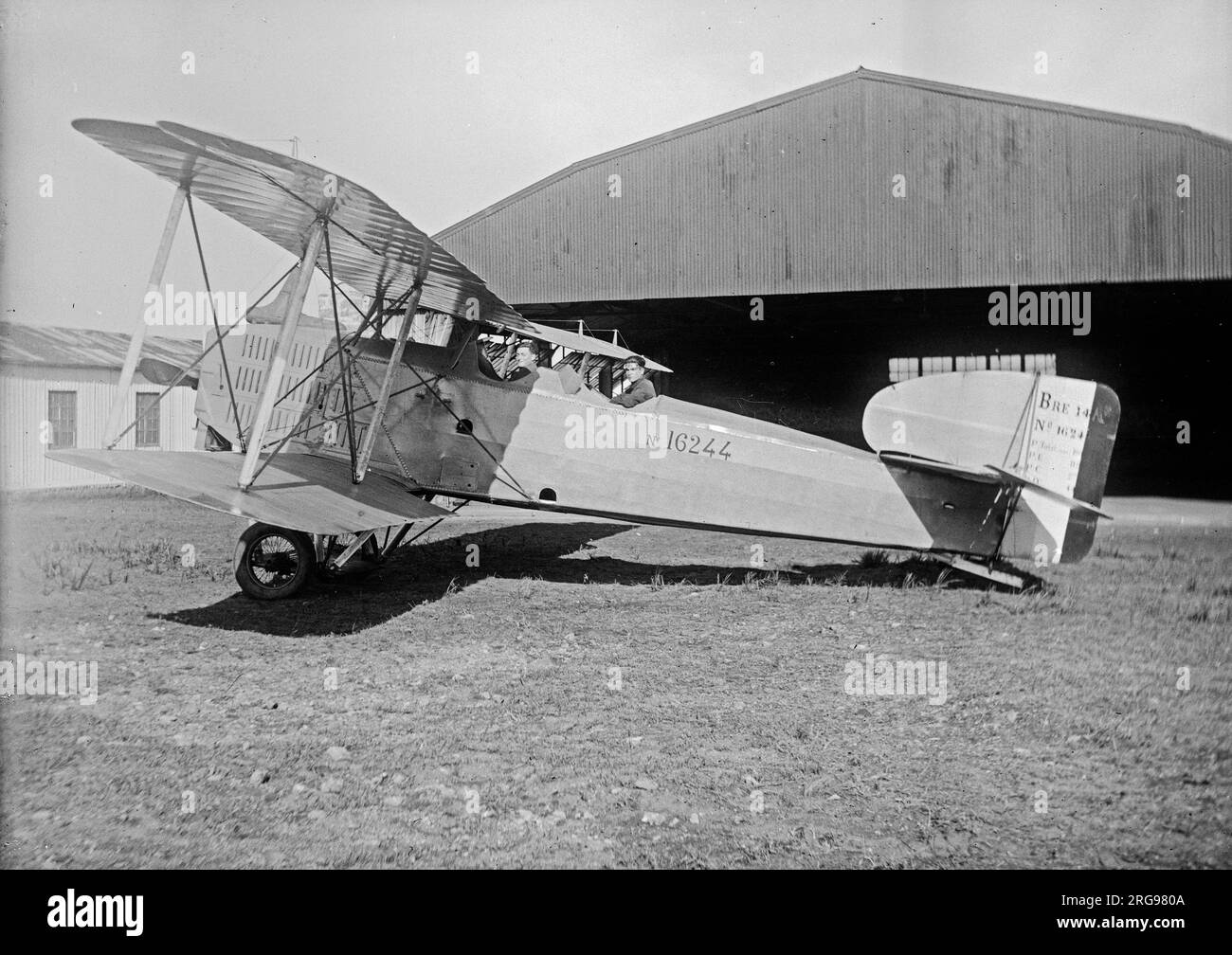 Breguet Bre.14 A2 Angriff / Armeekooperation Flugzeugbau / Herstellernummer - 16244. Dieses Flugzeug scheint frisch von der Produktionslinie zu sein, ohne militärische Einheitszeichen oder Abzeichen. Darüber hinaus scheint es auch an militärischer Ausrüstung zu fehlen, insbesondere an dem Gewehrring und dem flexibel montierten Maschinengewehr im hinteren Cockpit, obwohl der Windabweiser vor dem hinteren Cockpit angebracht ist. Es scheint, dass der erweiterte untere Heizkörper ähnlich wie einige Flugzeuge an die Royal Siamese Air Force geliefert wurde. Die Flügel haben die Form, die in den frühen 14 A2-Flugzeugen verwendet wird, d. h. kurz Stockfoto
