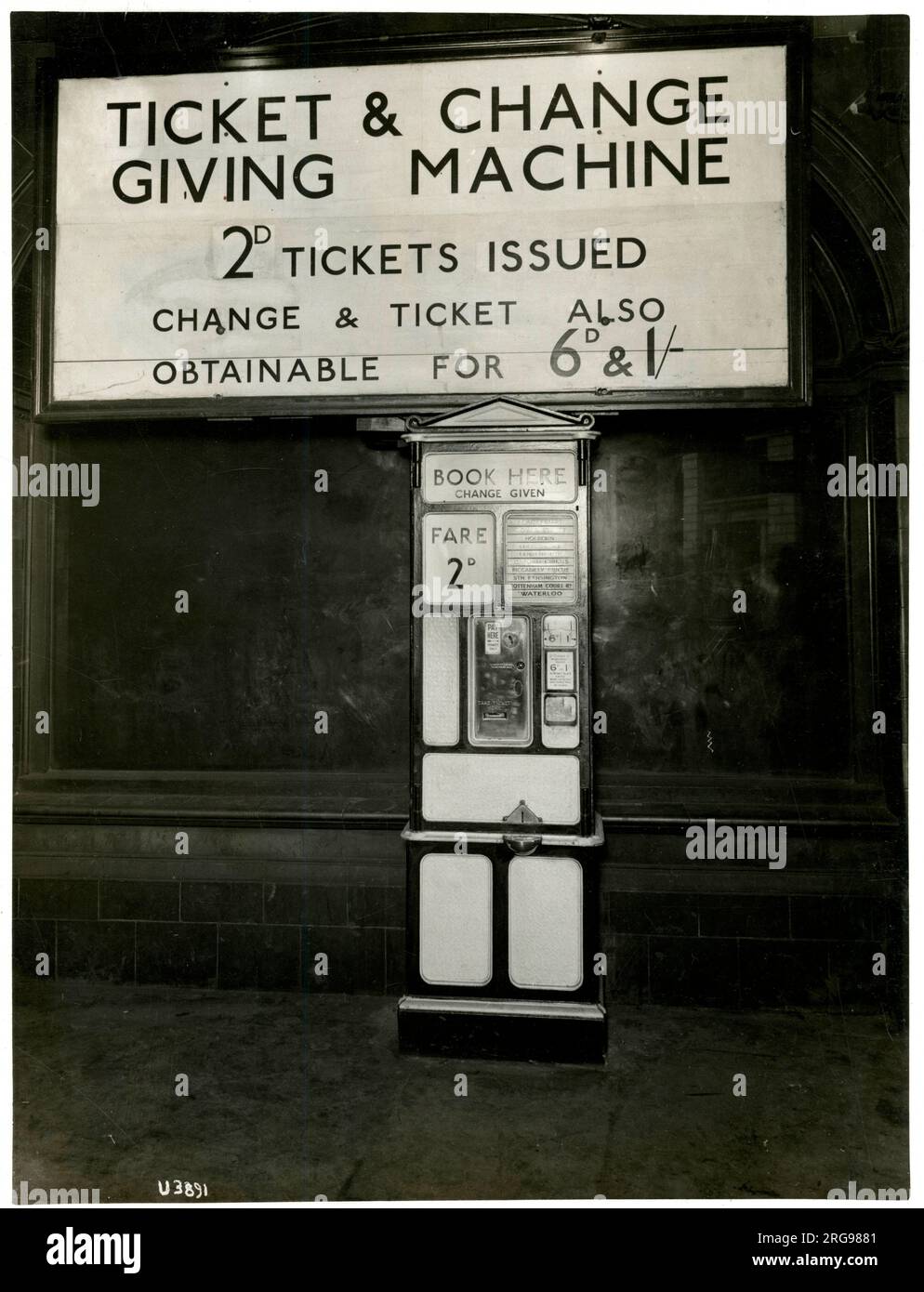 London U-Bahn-Ticket und Wechselautomat, Ausgabe von 2-Cent-Tickets. Stockfoto