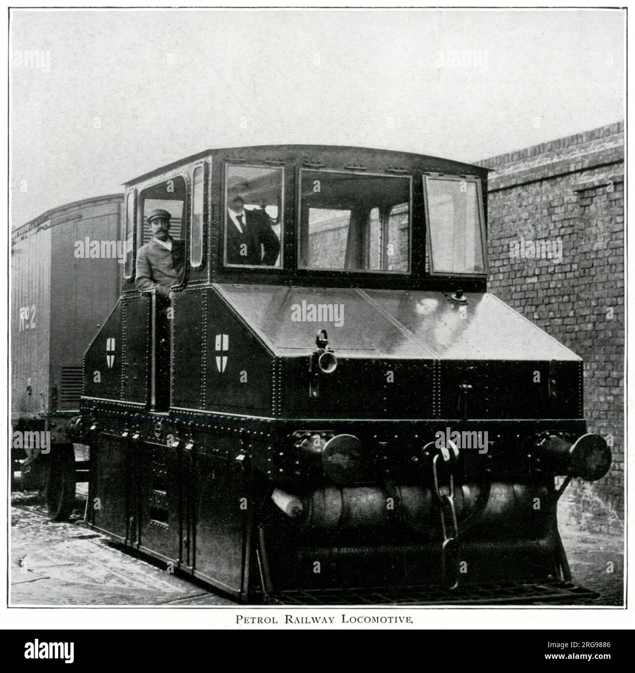 Mit Benzin betriebene U-Bahn-Lokomotive, London. Stockfoto