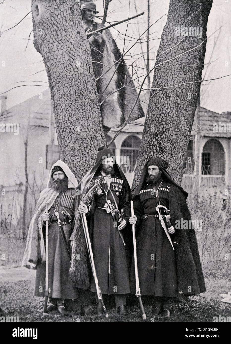 Georgische (kaukasische) Soldaten in traditioneller Kleidung. Stockfoto