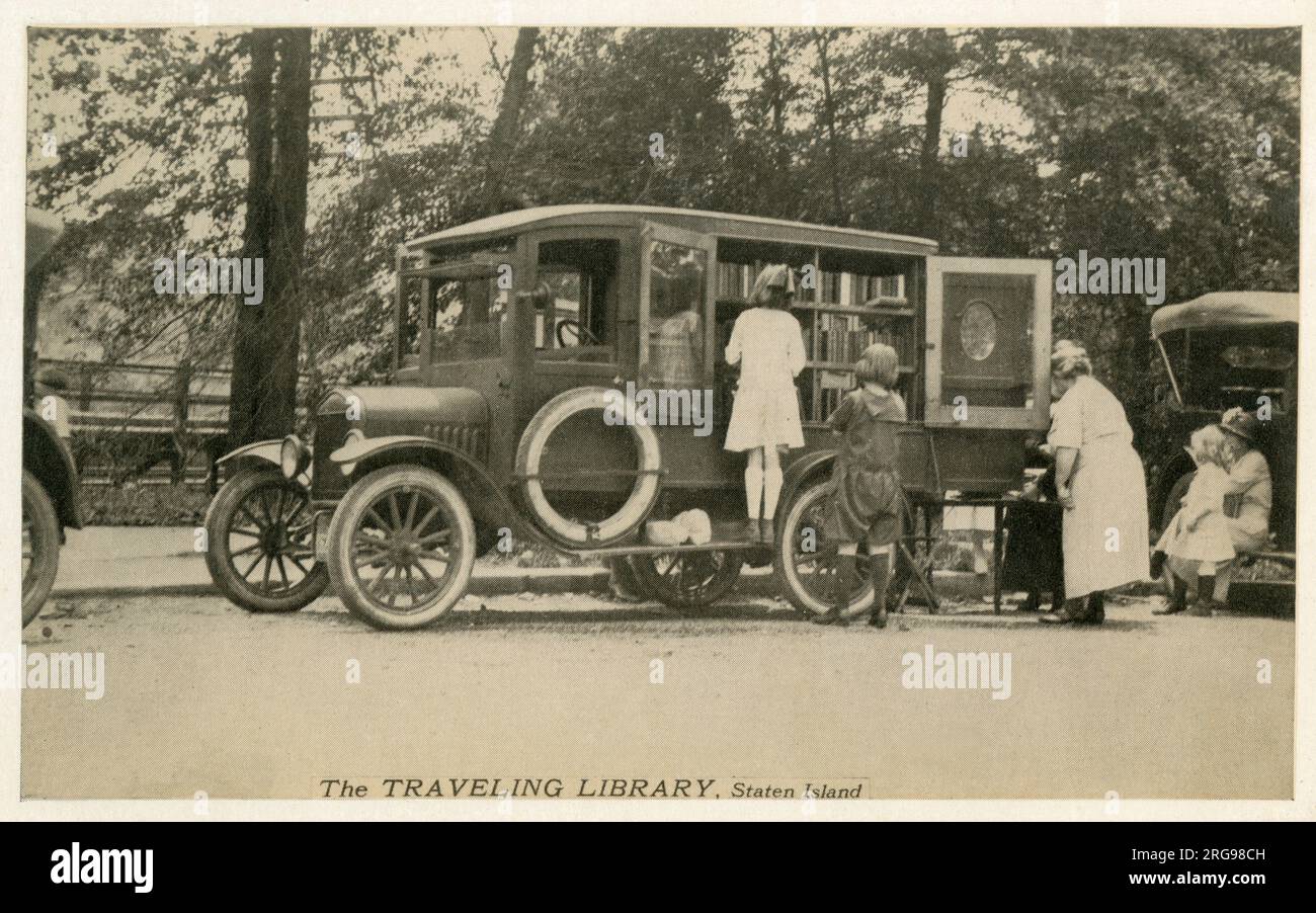 Staten Island, New York, NY, USA - A Travelling Library - The „Bookwagon“, der den Dienst der New York Public Library auf dem Land transportiert, „frische Vorräte“ zu Gemeinschaftsbibliotheken in den kleinen Städten bringt und Bücher direkt aus den offenen Regalen in Häusern, Schulen und Bahnhöfen verteilt. Stockfoto