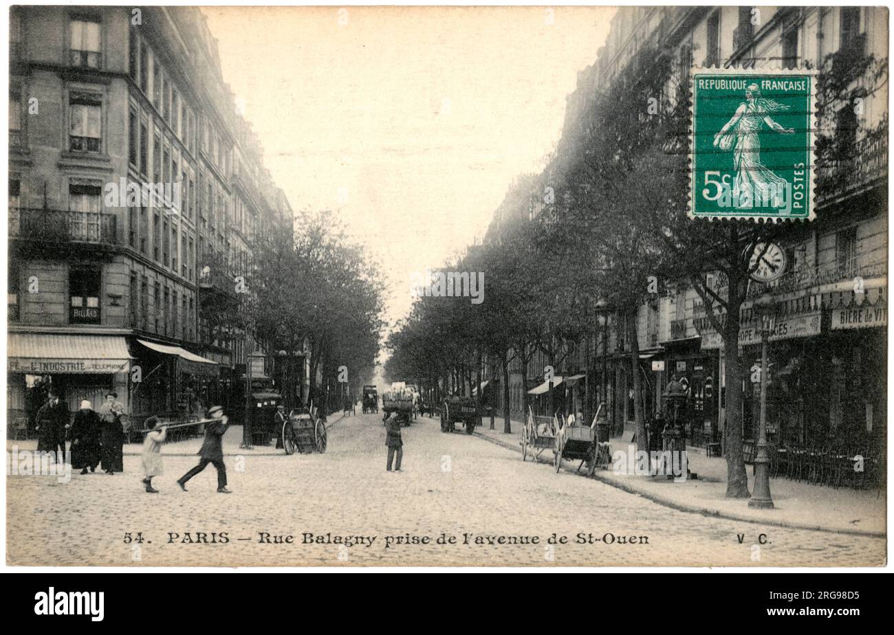 Rue Balagny von der Avenue de St Ouen aus gesehen, 17. Arrondissement, Paris, Frankreich. Stockfoto