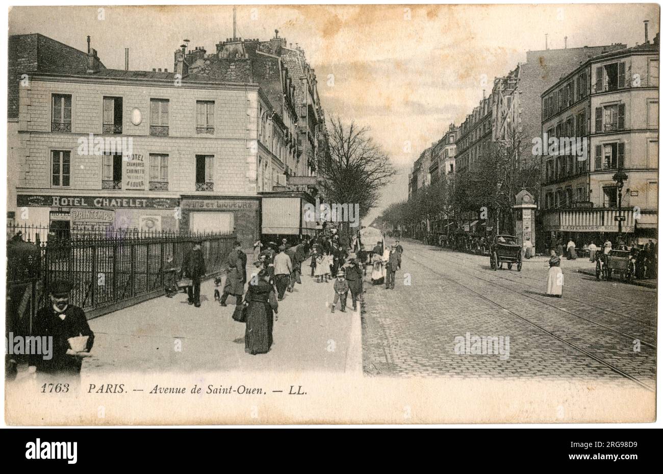 Avenue de St Ouen, 17. Arrondissement, Paris, Frankreich, mit dem Hotel Chatelet auf der linken Seite. Stockfoto