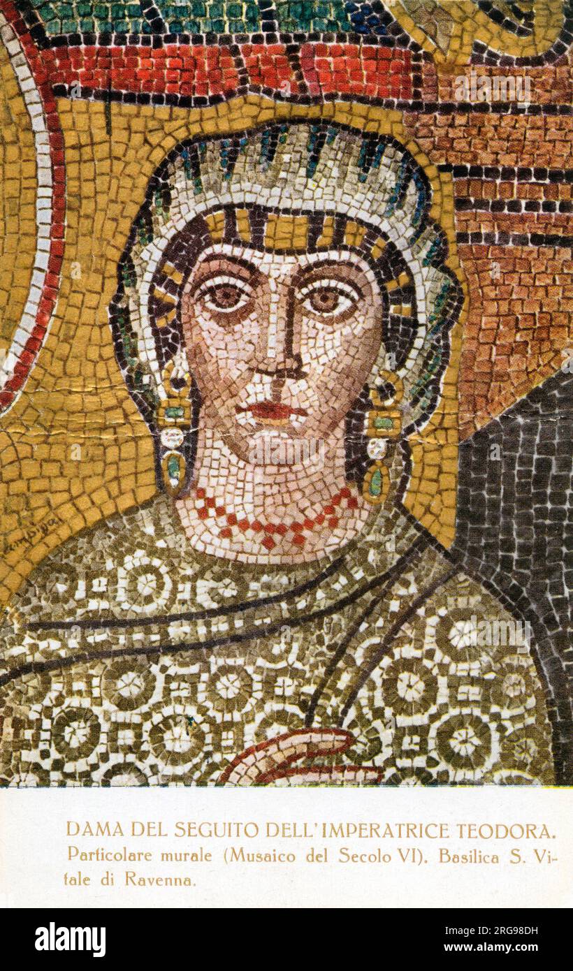 Lady in Wartend der Kaiserin Theodora - vom eindrucksvollen byzantinischen Mosaik der Kaiserin und ihrer Suite, in der Basilika San Vitale, Ravenna, Emilia-Romagna, Italien. Stockfoto