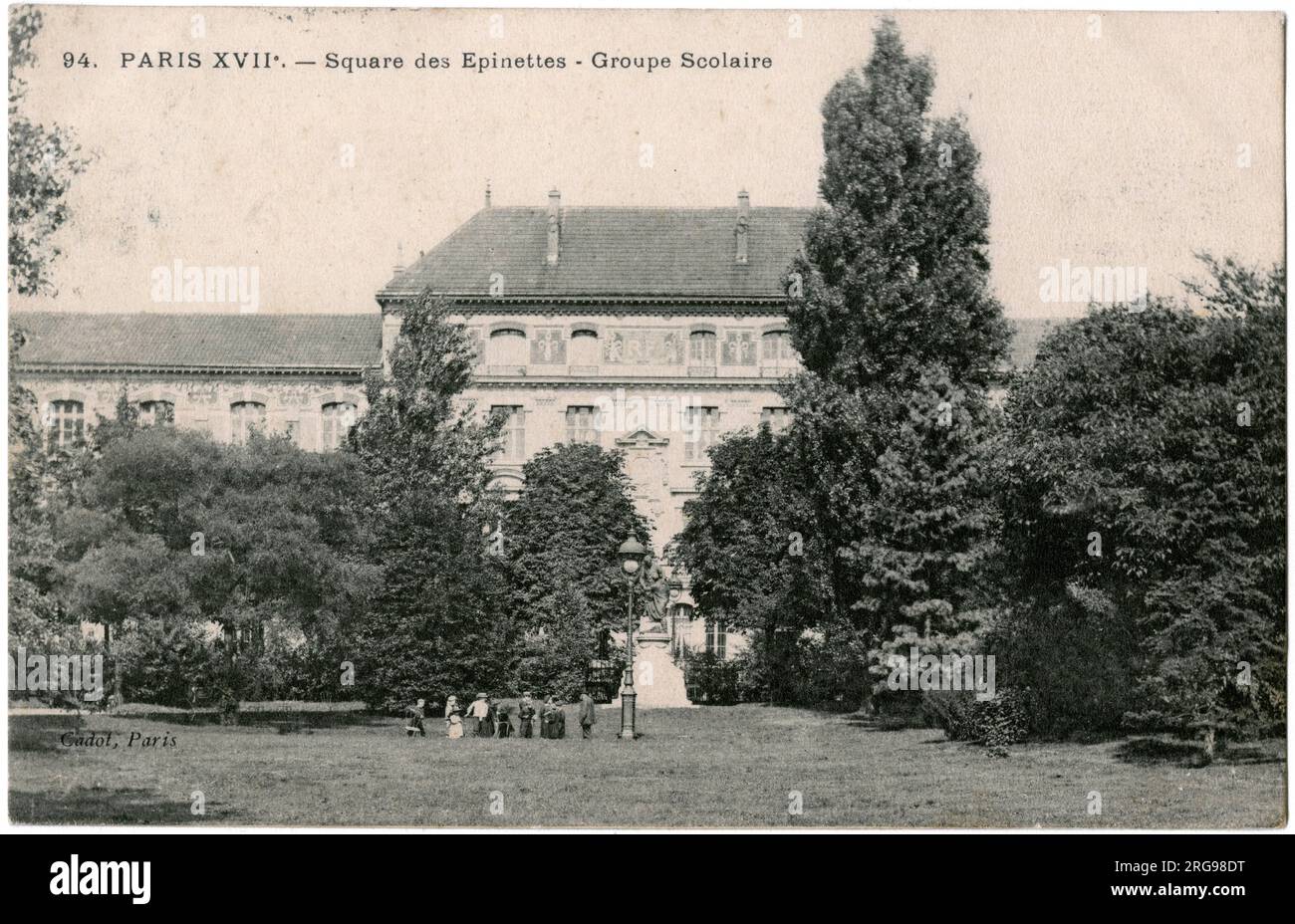 Schulgruppe auf dem Rasen am Square des Epinettes, 17. Arrondissement, Paris, Frankreich. Stockfoto