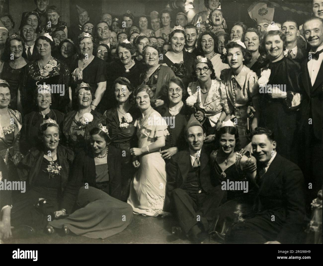 Ein wunderbares Foto, das in den 1930er Jahren auf einer Büroparty gemacht wurde. Was auch immer der Anlass sein mag, jeder scheint sich sehr gut zu amüsieren. Stockfoto