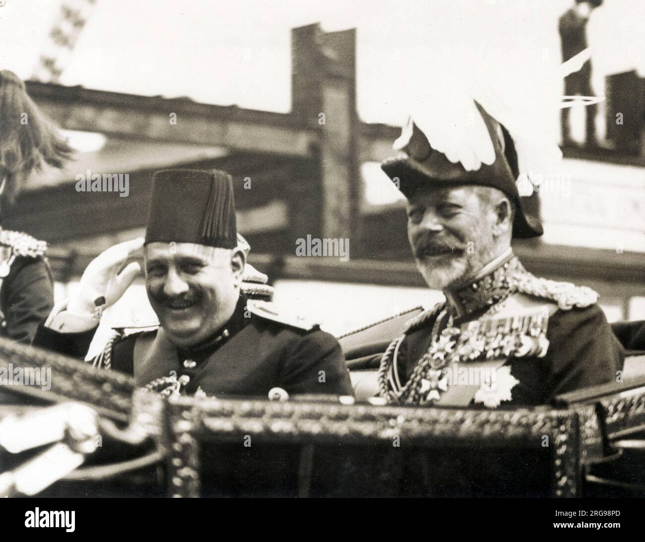 König Fuad von Ägypten – Offizieller 3-wöchiger Besuch in Großbritannien – mit König George V. in einer offenen Kutsche auf dem Weg von Victoria Station zum Buckingham Palace, London am 4. Juli 1927 Stockfoto