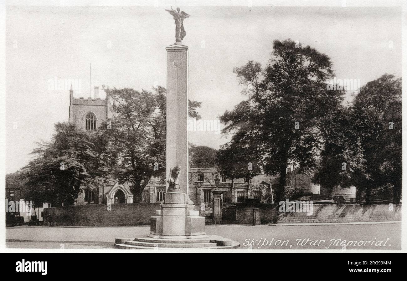 War Memorial, High Street, Skipton, North Yorkshire, mit der Kirche der Heiligen Dreifaltigkeit im Hintergrund. Stockfoto