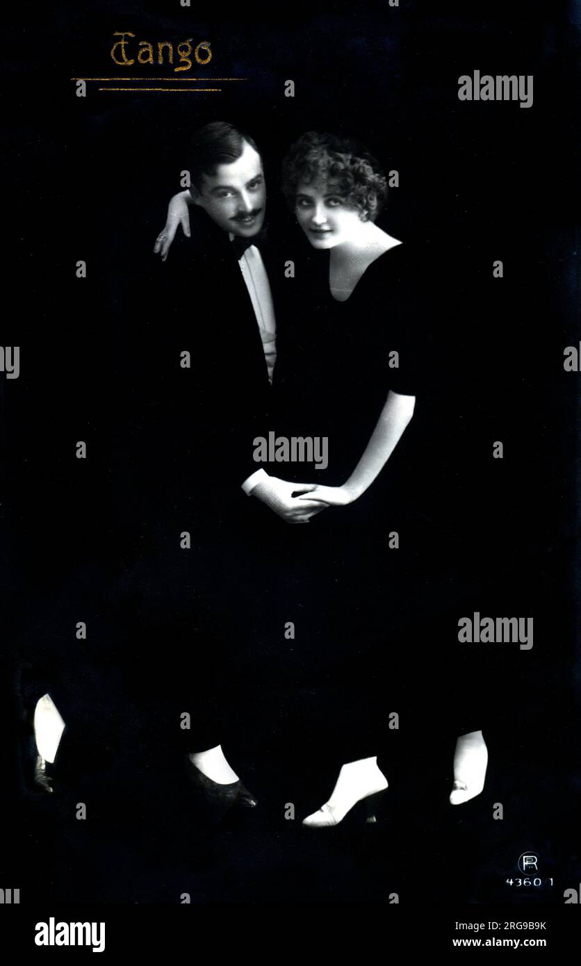 Ein stilvolles, fein gekleidetes deutsches Paar, das den Tango tanzt. Stockfoto
