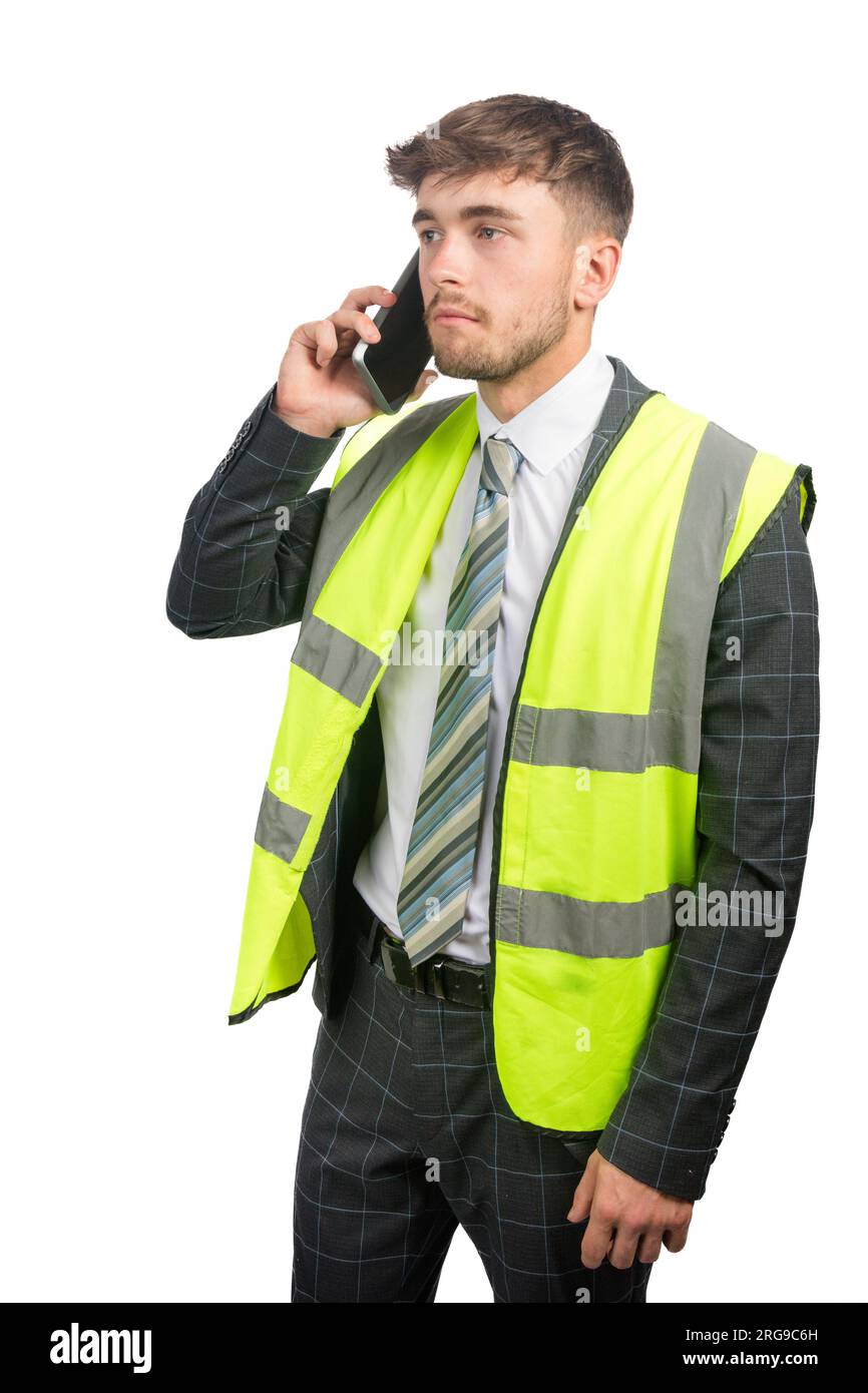 Porträt eines Geschäftsmannes im Anzug mit Warnweste am Handy Stockfoto