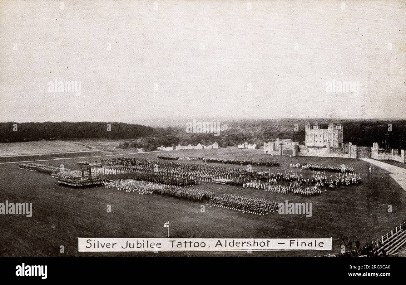 Das Silver Jubilee Aldershot Militär-Tattoo. Eine jährliche Veranstaltung aus dem Jahr 1894. In den 1920er und 1930er Jahren präsentierte das Aldershot Command Searchlight Tattoo in der Rushmoor Arena Ausstellungen aus allen Bereichen der Dienste, einschließlich Aufführungen mit Flammenfackeln. Zu einer Zeit zogen die Vorstellungen Menschenmassen von bis zu 500.000 Personen an. Das Tattoo wurde organisiert, um Geld für militärische Wohltätigkeitsorganisationen zu sammeln. Bis Ende der 1930er Jahre wurden jährlich rund £40.000 000 Menschen auf die Veranstaltung gebracht. Silberne Jubiläum-Monarchen. Stockfoto