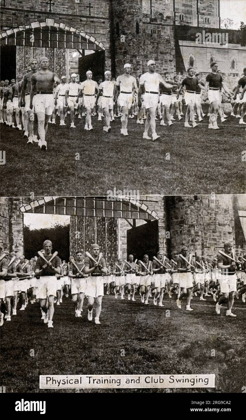 Das Silver Jubilee Aldershot Militär-Tattoo. Eine jährliche Veranstaltung aus dem Jahr 1894. In den 1920er und 1930er Jahren präsentierte das Aldershot Command Searchlight Tattoo in der Rushmoor Arena Ausstellungen aus allen Bereichen der Dienste, einschließlich Aufführungen mit Flammenfackeln. Zu einer Zeit zogen die Vorstellungen Menschenmassen von bis zu 500.000 Personen an. Das Tattoo wurde organisiert, um Geld für militärische Wohltätigkeitsorganisationen zu sammeln. Bis Ende der 1930er Jahre wurden jährlich rund £40.000 000 Menschen auf die Veranstaltung gebracht. Die Grenadier des 18. Jahrhunderts kommen voran. Stockfoto