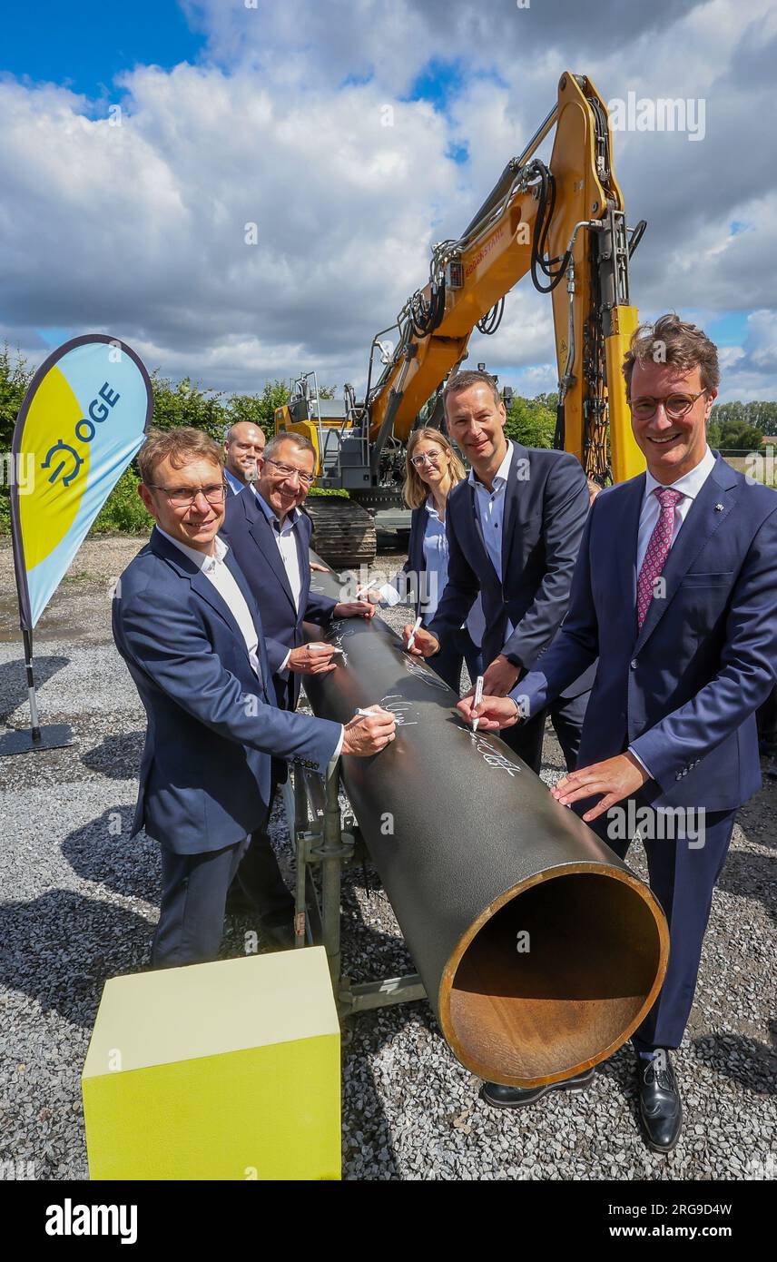 Werne, Nordrhein-Westfalen, Deutschland - bahnbrechende Zeremonie für die H2-Trainingslinie von OGE in Werne am 07.08.2023. Von links: Lothar Christ, Bürgermeister von Stockfoto
