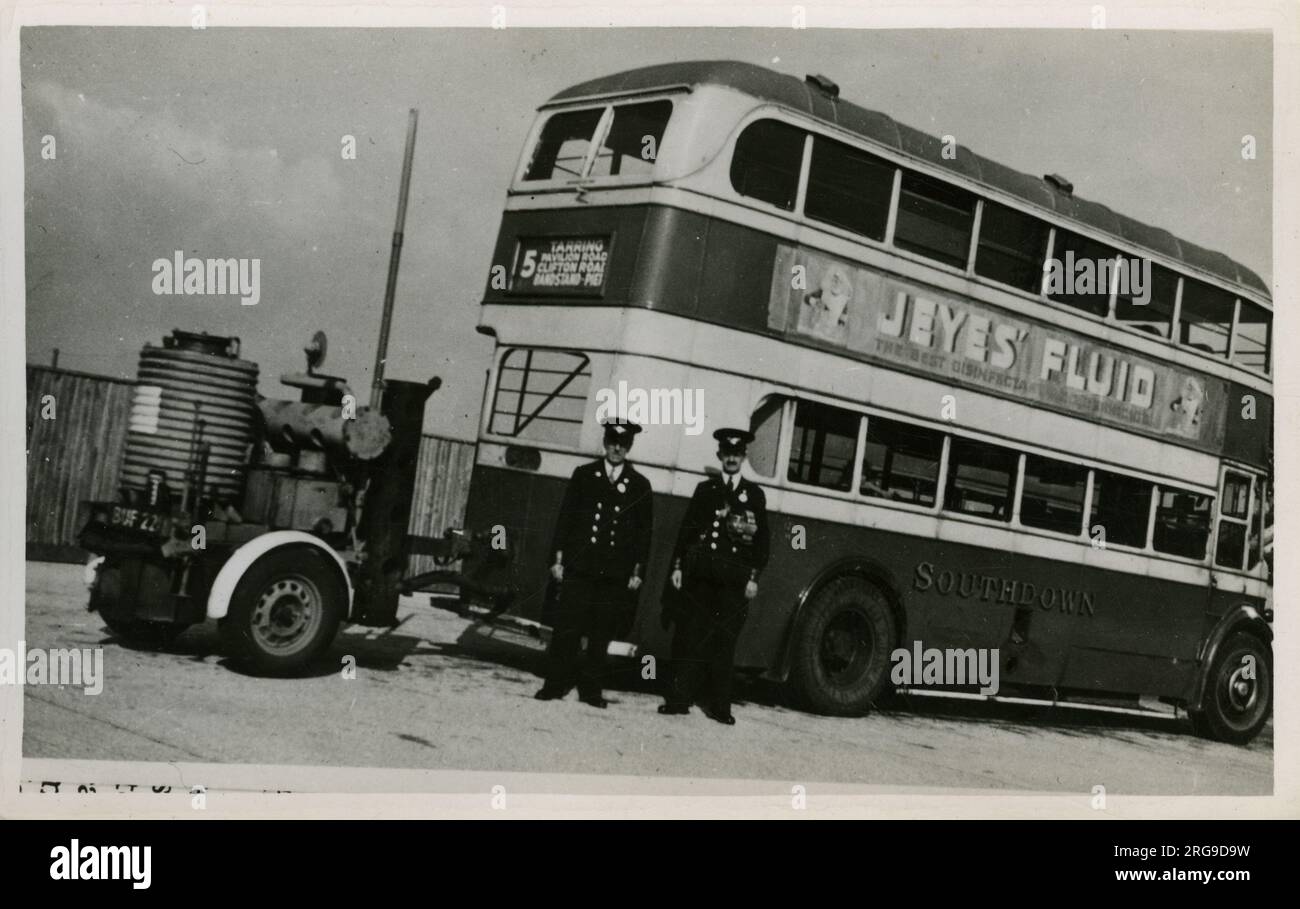 Leyland Vintage Bus mit Producer Gas Trailer und Jeyes' Fluid Werbespot auf der Seite, WW2, The Bus Depot, Southdown, Bath, Somerset, England. Stockfoto