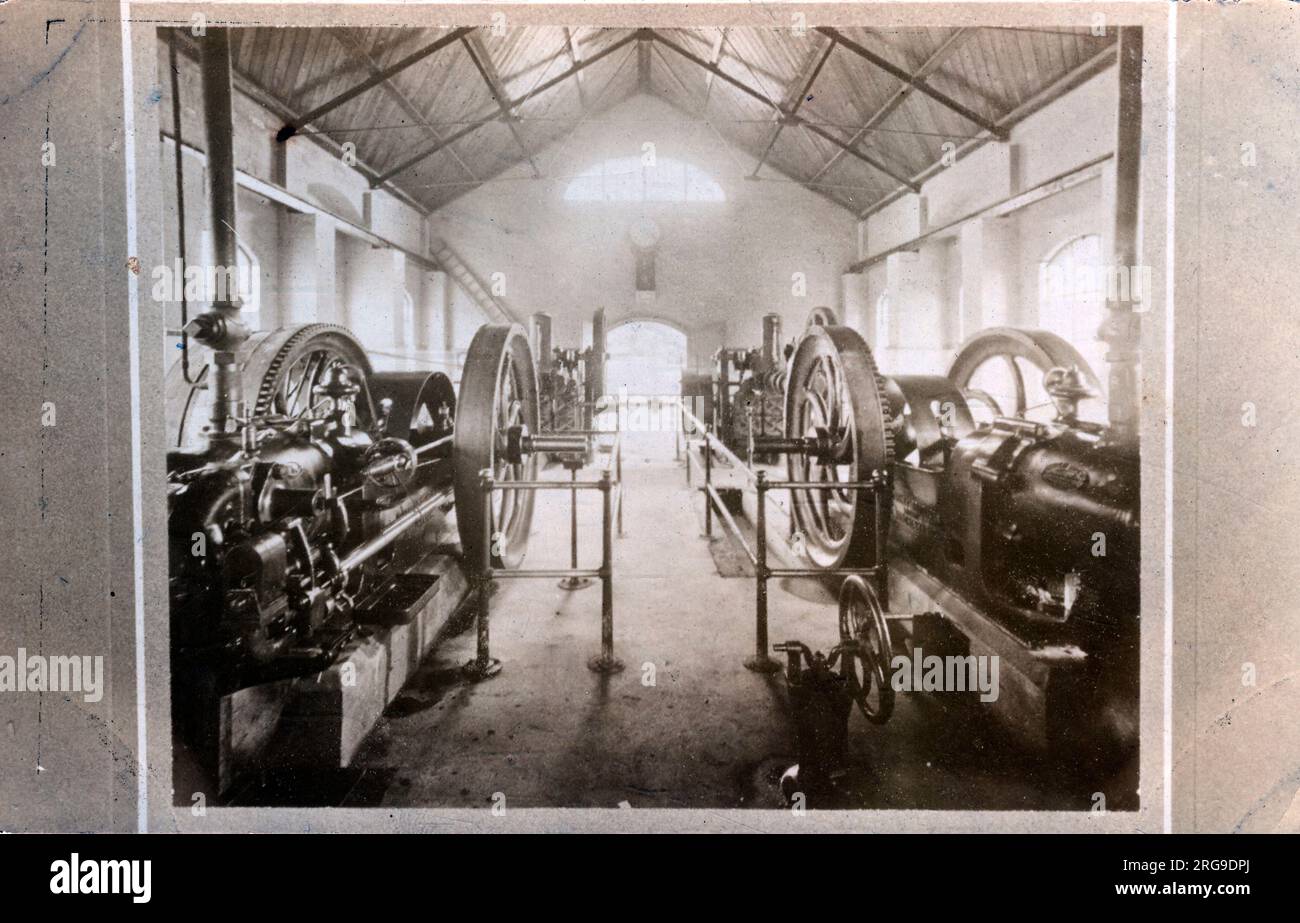 Industrielle Edwardian Parallel Crossley Gasmühlenmotoren mit Getriebe Fly Wheels, England. Stockfoto