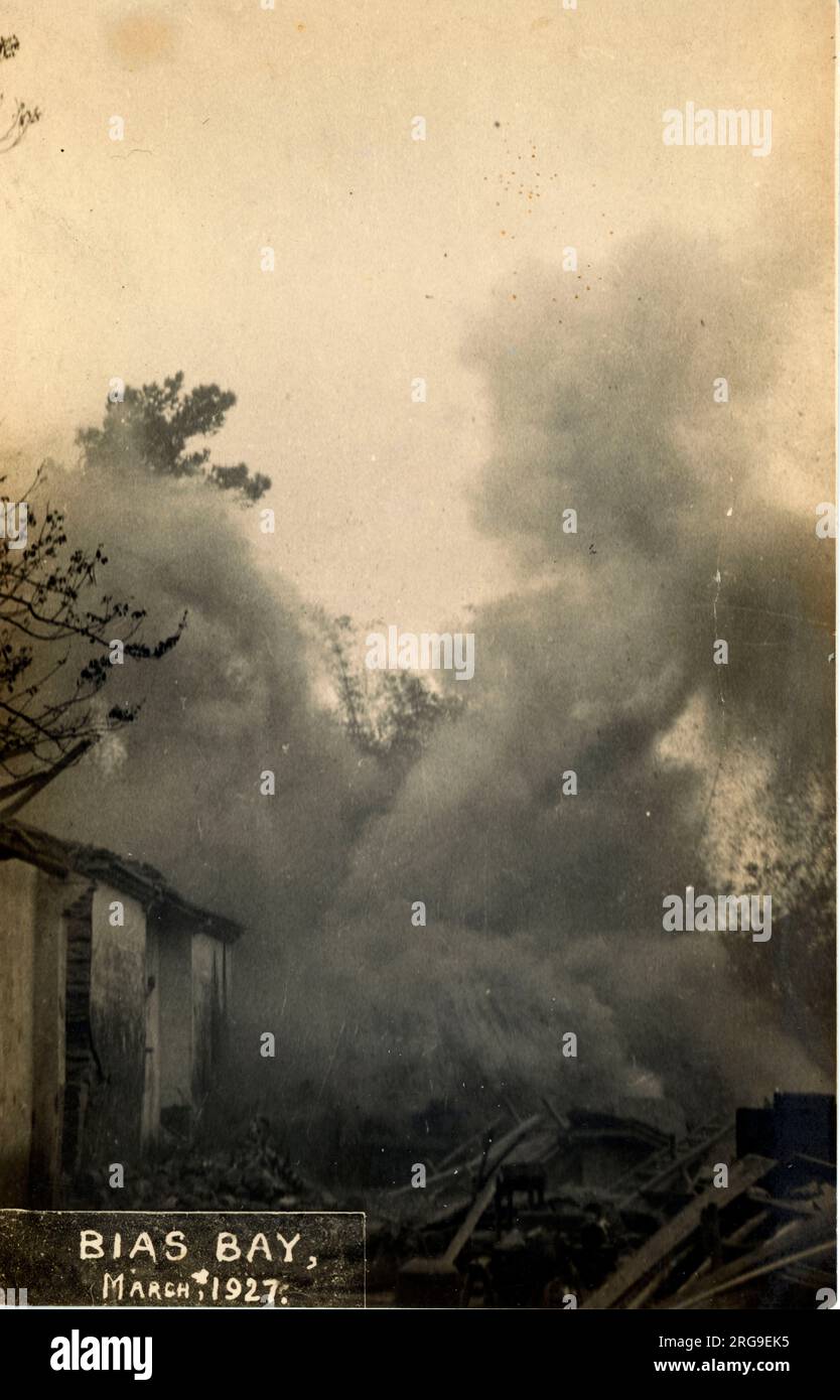 Brennendes Piratendorf - Piratenhäuser, die durch Arbeitskräfte von HMS Argus, Bias Bay (Daya Wan - Daya Bay), Guangdong, China zerstört wurden. Stockfoto