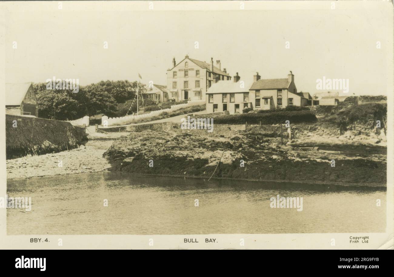 The Village (Showing the Bull Bay Hotel), Bull Bay (Porth Llechog), Amlwch, Anglesey, Wales. Stockfoto