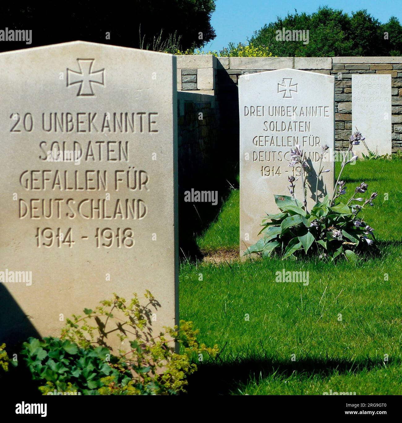 Deutsche Grabsteine über 2 Massengräber, Locre Nr. 10 CWGC Stockfoto
