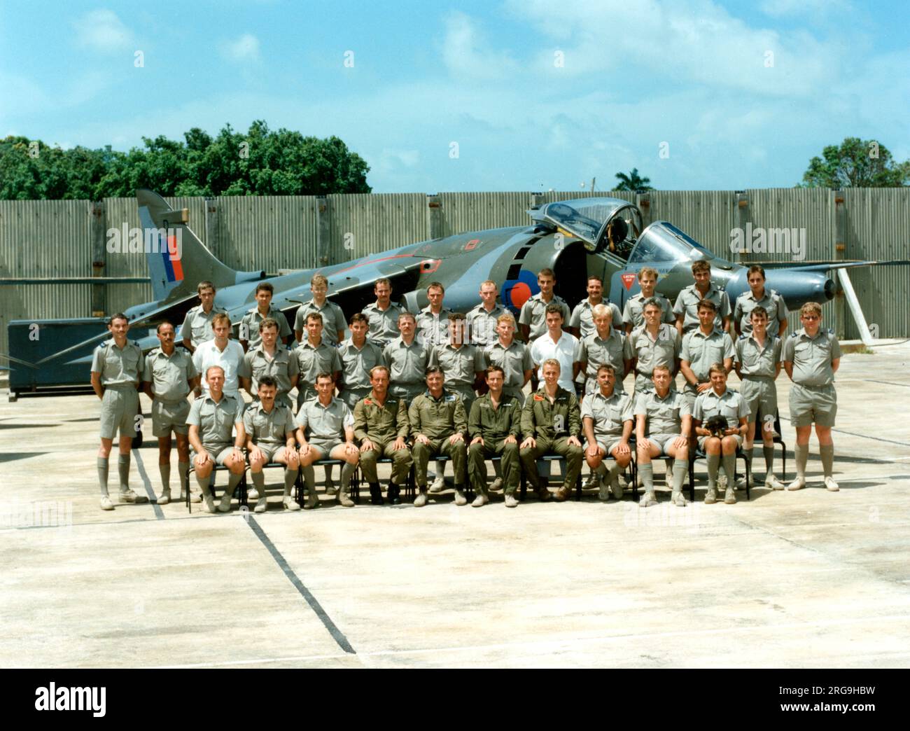 RAF Belize - No. 1417 Flug RAF, Juli 1990 formelles Foto. Aufgenommen in Foxy-Golf Hide am Philip S. W. Goldson International Airport, Ladyville, Belize. (Mit freundlichen Grüßen, mittlere Reihe, 4. von links) Stockfoto