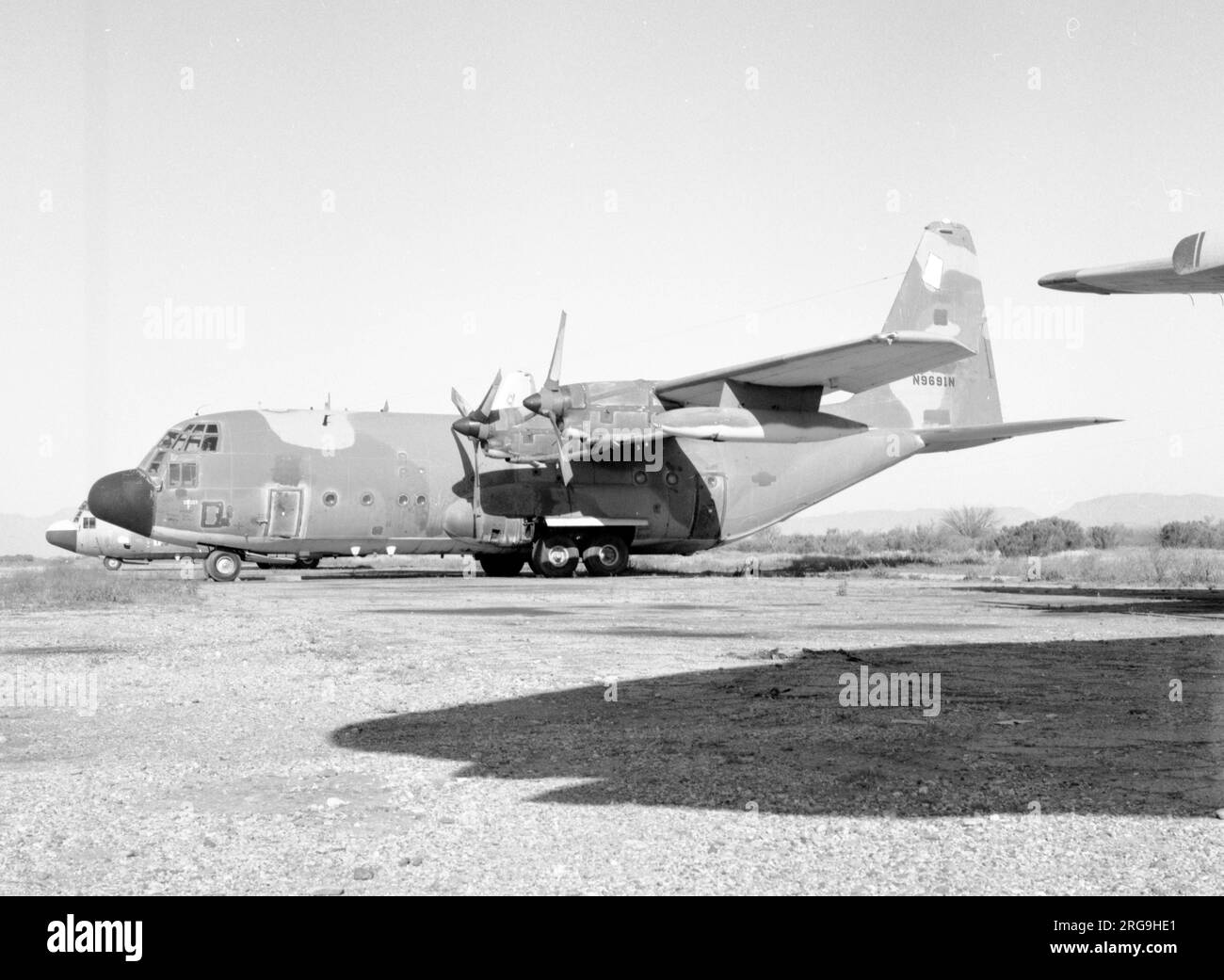 LOCKHEED C-130A N9691N - 57-518 (MSN 182-3225). Er wurde als Lockheed RC-130A-55-LM Hercules gebaut und in den C-130A-Standard umgewandelt. An MASDC am Luftwaffenstützpunkt Davis-Monthan am 26. Mai 1976 als CF013. Registriert als N9691N, dann im mexikanischen Staatsregister als XA-RYZ im Jahr 1993. Jetzt auf statischer Anzeige am Vordertor der Little Rock AFB, AK. Stockfoto