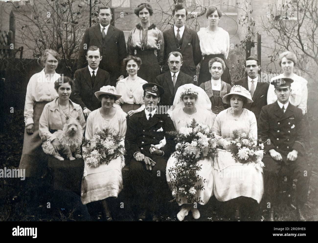 Ein Hochzeitsfoto der Gruppe nach WW1, aufgenommen in einem Vorstadtgarten. Stockfoto