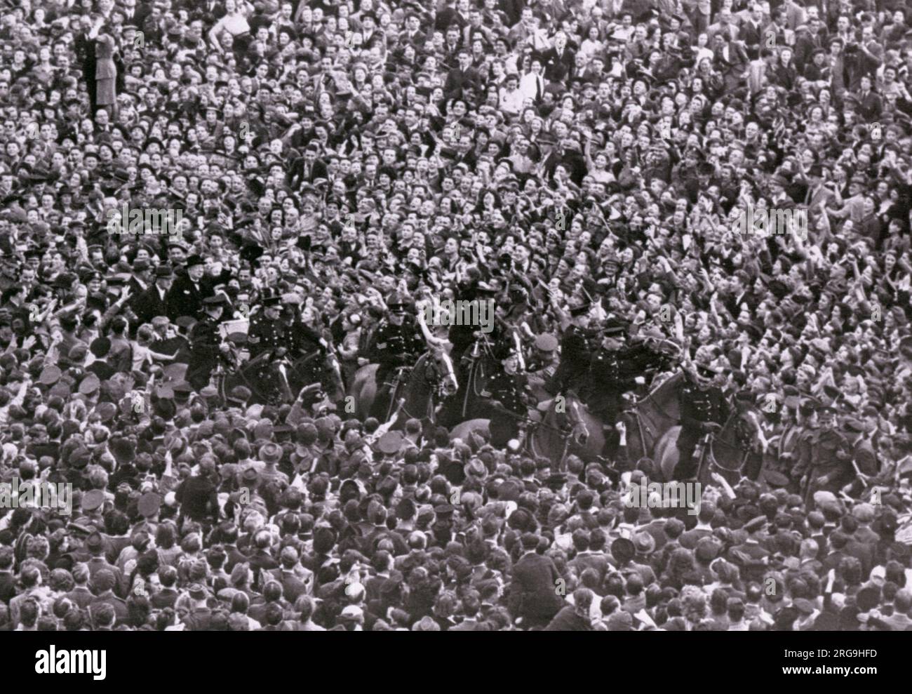 VE-Tag. Unglaubliche Luftaufnahmen von einer Vielzahl von Menschen in London, die den VE Day feiern, während die berittene Polizei die Massen aufteilt, um Platz für Premierminister Winston Churchill zu machen. Stockfoto