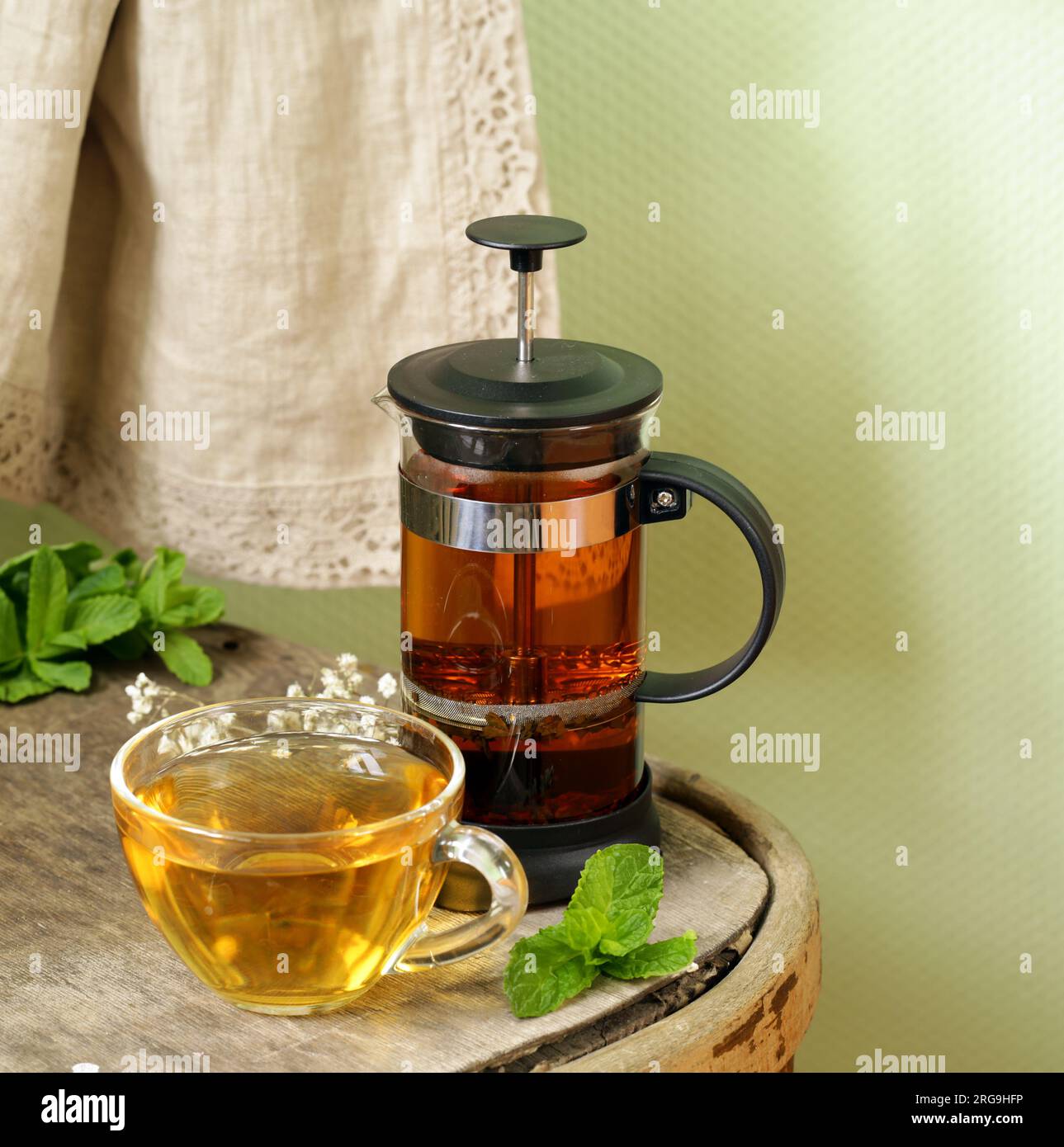 Tee in einer Tasse und french Press auf einem Holztisch Stockfotografie -  Alamy