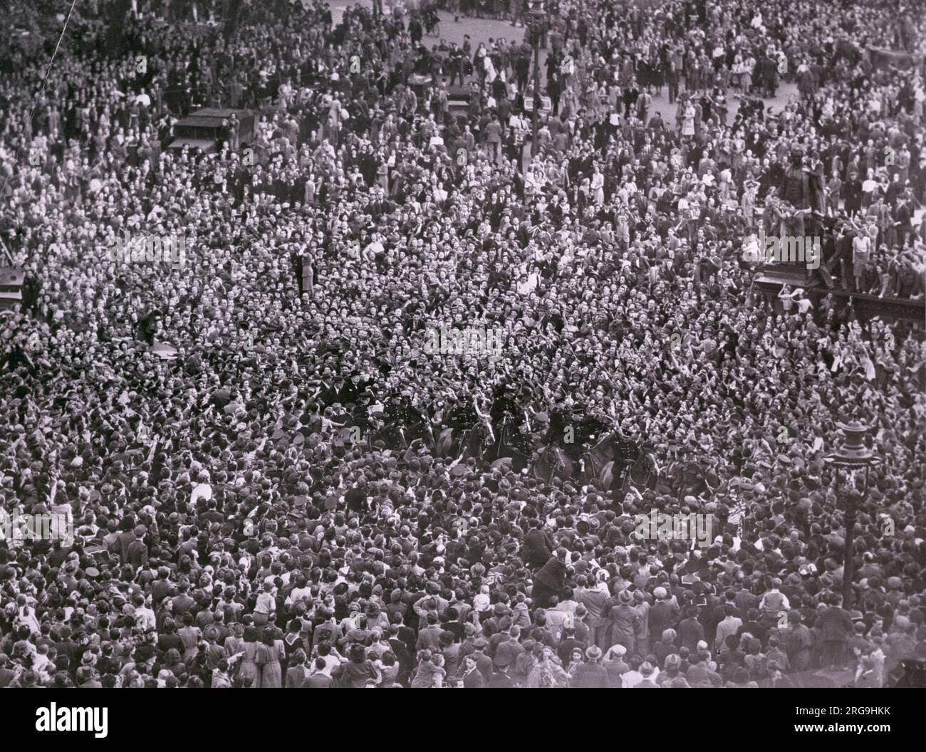 VE-Tag. Luftaufnahme der riesigen Menschenmassen, die am VE Day jubeln, während Premierminister Winston Churchill seine Fortschritte durch London macht. Stockfoto