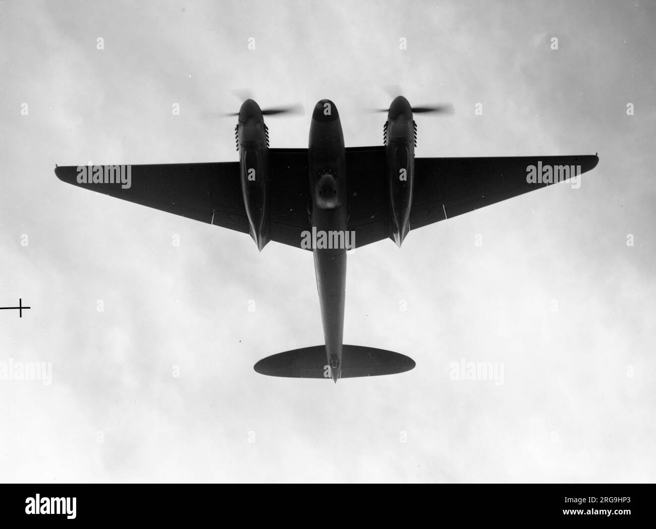 De Havilland Mosquito NF Mk. XV-Höhenjäger. Dies ist ein Beispiel für den seltenen NF Mk. XV mit verlängerten Flügeln, druckbeaufschlagtem Cockpit, Merlin-Motoren der Serie 70, Nase AI Mk. VIII Radar und Bauchpaket für die vier Maschinengewehre, die vom Radar verdrängt wurden. Ein Prototyp (MP469), umgewandelt aus einem B Mk. IV wurde mit mäßig verlängerten Flügeln ausgestattet, und fünf weitere B Mk, IVs wurden mit noch längeren Flügeln mit einer Spannweite von 62ft 6in mm umgerüstet. Er soll den hochfliegenden Junkers Ju 86P und Ju 86R, den fünf NF Mk, entgegenwirken. XVS wurden mit Nr. 85 quadr Stockfoto