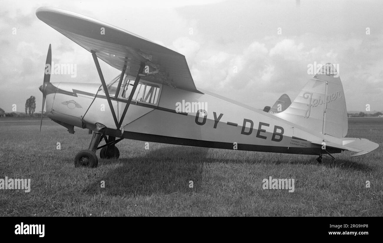 SAI KZ-3 OY-DEB, (SAI - Skandinavisk Aero medi A-S, Dänemark), am Flughafen Gatwick im Jahr 1949. Bei der SAI KZ III Laerke (Lark) handelte es sich um ein dänisches leichtes Versorgungsflugzeug, das von der Dänischen Luftwaffe und der Dänischen Luftwaffe eingesetzt wurde und erstmals am 11. September 1944 geflogen wurde, als Dänemark noch unter deutscher Besatzung stand (Die Deutschen erlaubten den Bau eines Flugzeugs für den Danish Air Ambulance Service.) das Flugzeug hatte einen hohen Flügel und war aus einer gemischten Konstruktion mit einer mit Stoff und Sperrholz ummantelten geschweißten Stahlrohrkonstruktion. Stockfoto