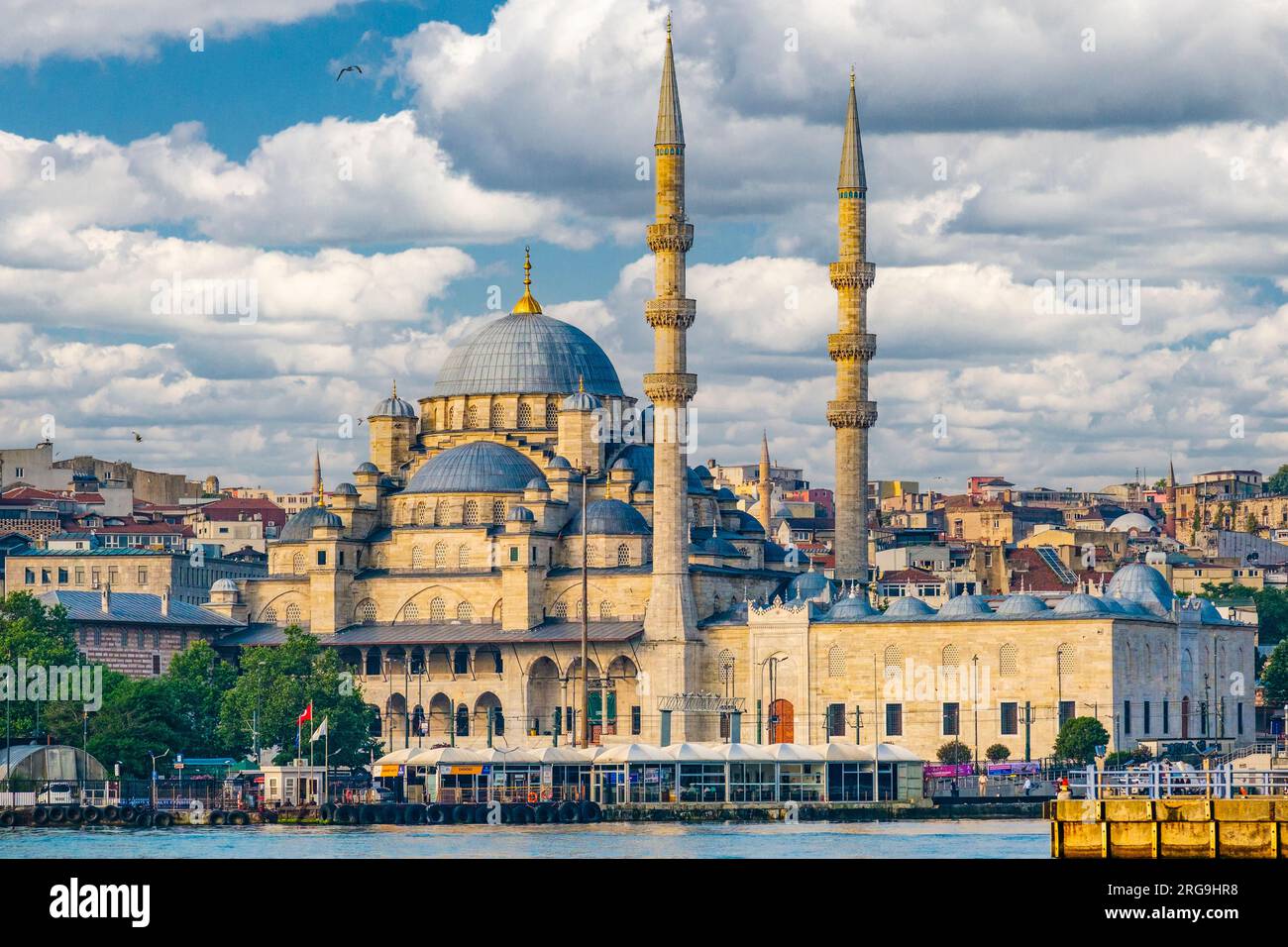 Istanbul, Türkei, Türkiye. Die neue Moschee (Yeni Camii, fertiggestellt 1663). Stockfoto