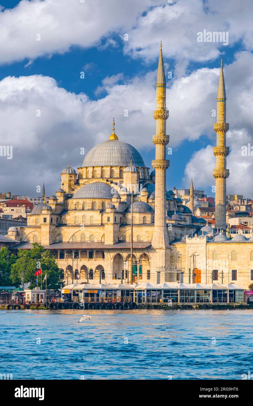 Istanbul, Türkei, Türkiye. Die neue Moschee (Yeni Camii, fertiggestellt 1663). Stockfoto