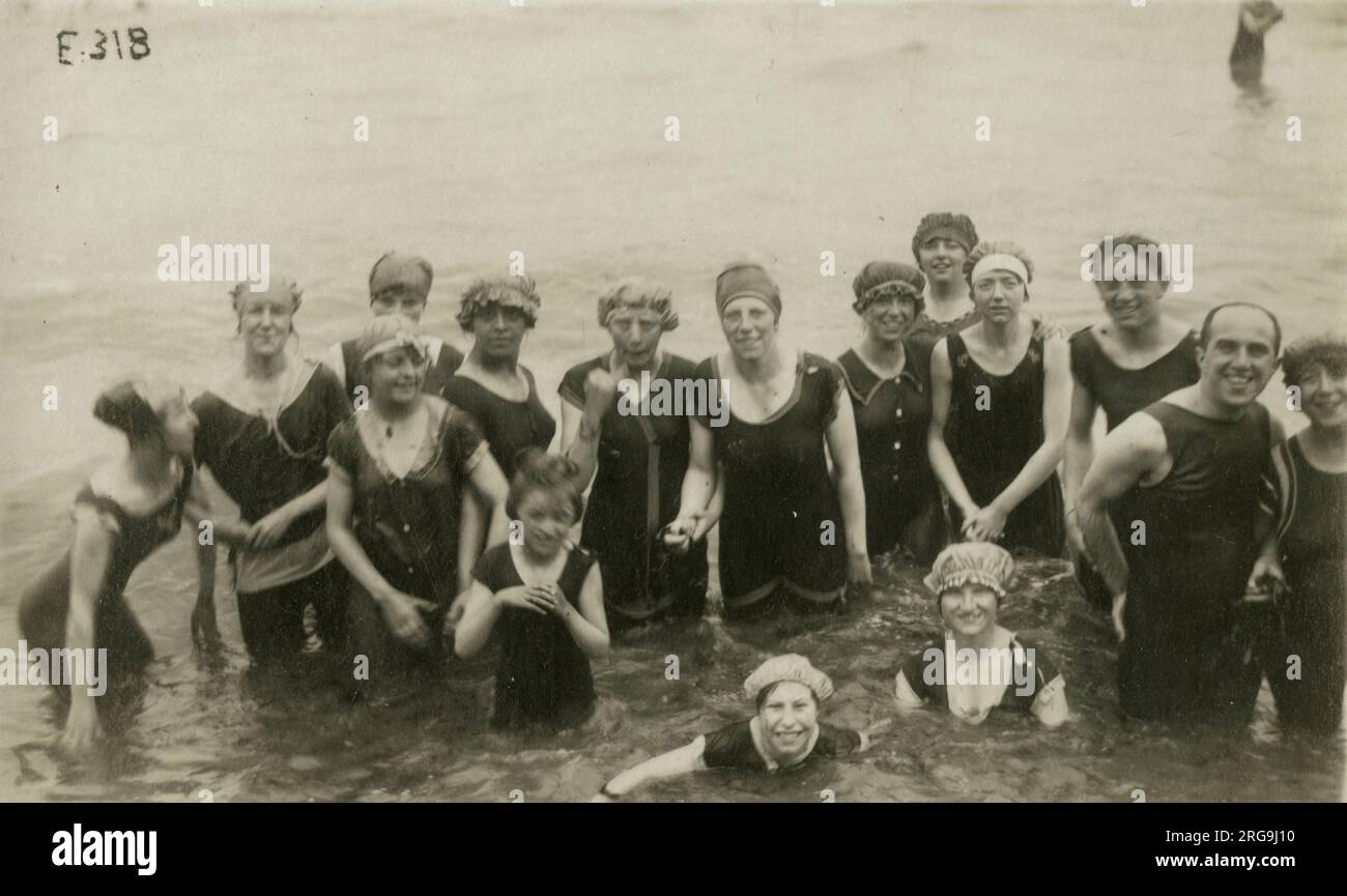Eine Gruppe von Freunden im Meer in Margate, Kent - zeigt eine feine Vielfalt an Badekleidung und Kappen! Stockfoto