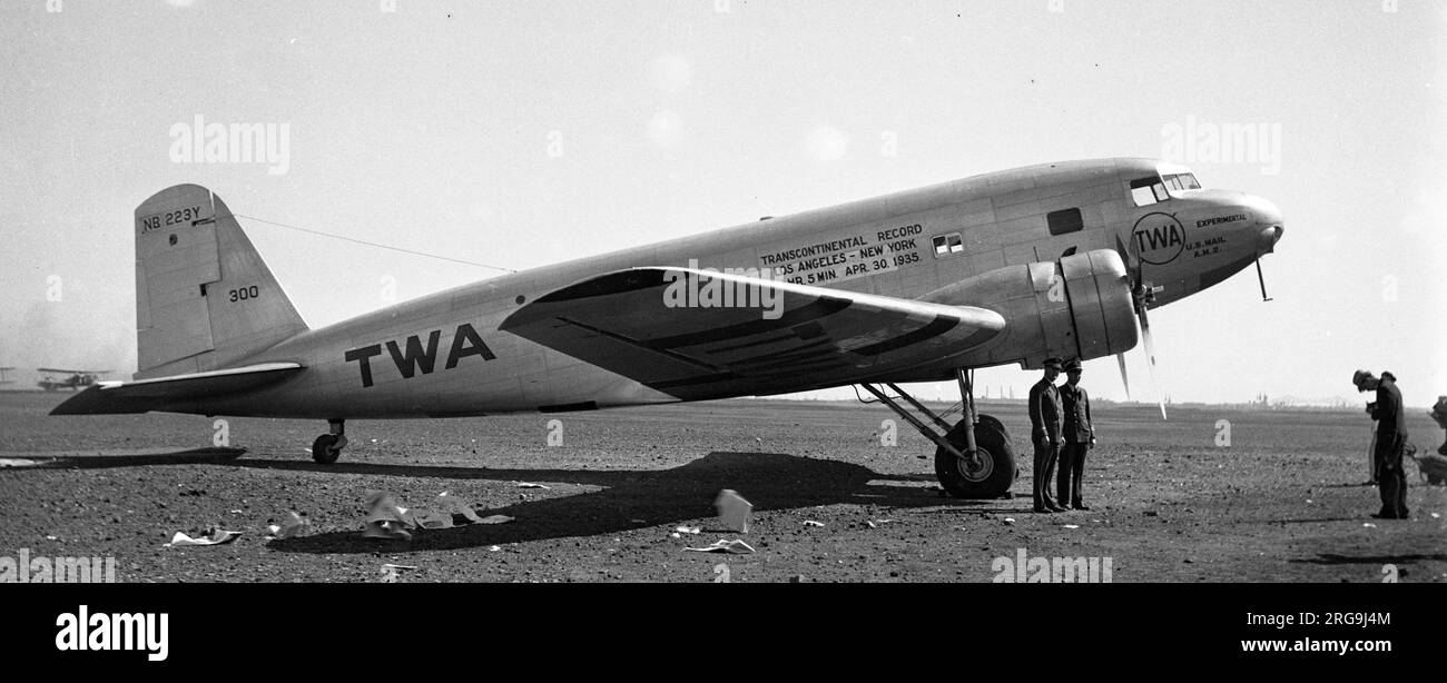 Douglas DC-1 NR223Y von Transcontinental & Western Air (TWA) wurde von TWA als Fluglabor geflogen und für gelegentliche Passagierflüge wurde NR233Y von Jack Frye und Eddie Rickenbacker von Los Angeles nach Newark in 13 Stunden und 4 Minuten zu einem Rekordflug am 19. Februar 1934 geflogen. Information: Nach dem Rekordflug 1934 wurde NR233Y mit Langstreckentanks in der Kabine umgebaut, um die Kraftstoffkapazität t zu erhöhen Stockfoto