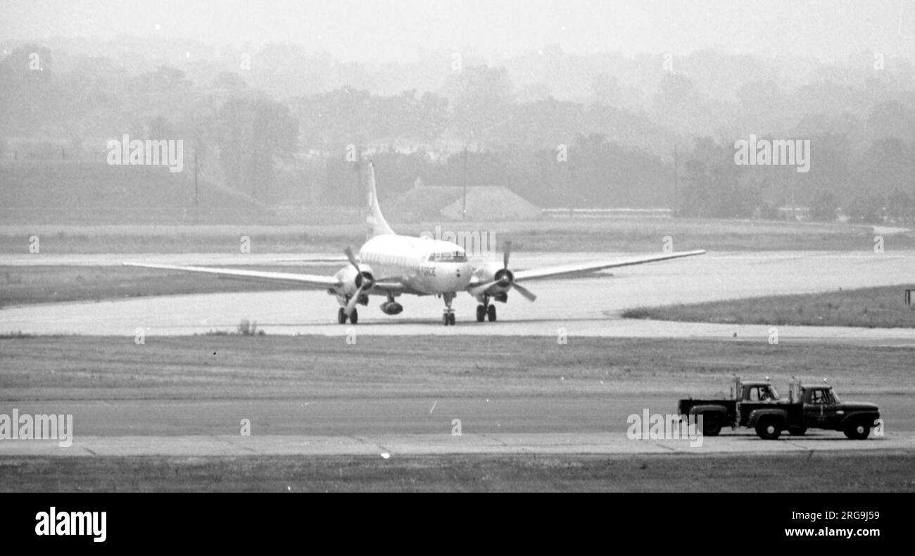 Convair JC-131B O-53-7789, (MSN 241), mit einer einzelnen Solar T41 APU in einem unterliegenden pylonmontierten Pod, am Luftwaffenstützpunkt Wright-Patterson. Entsorgt an MASDC (Military Aircraft Storage and Disposition Center) am Luftwaffenstützpunkt Davis-Monthan in Arizona, AS CS039, verkauft und in das zivile Register als N1360D eingetragen Stockfoto