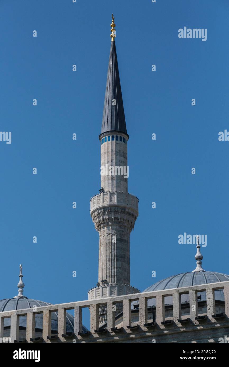 Istanbul, Türkei, Türkiye. Minarett der Blauen Moschee (Sultan-Ahmed-Moschee) Stockfoto