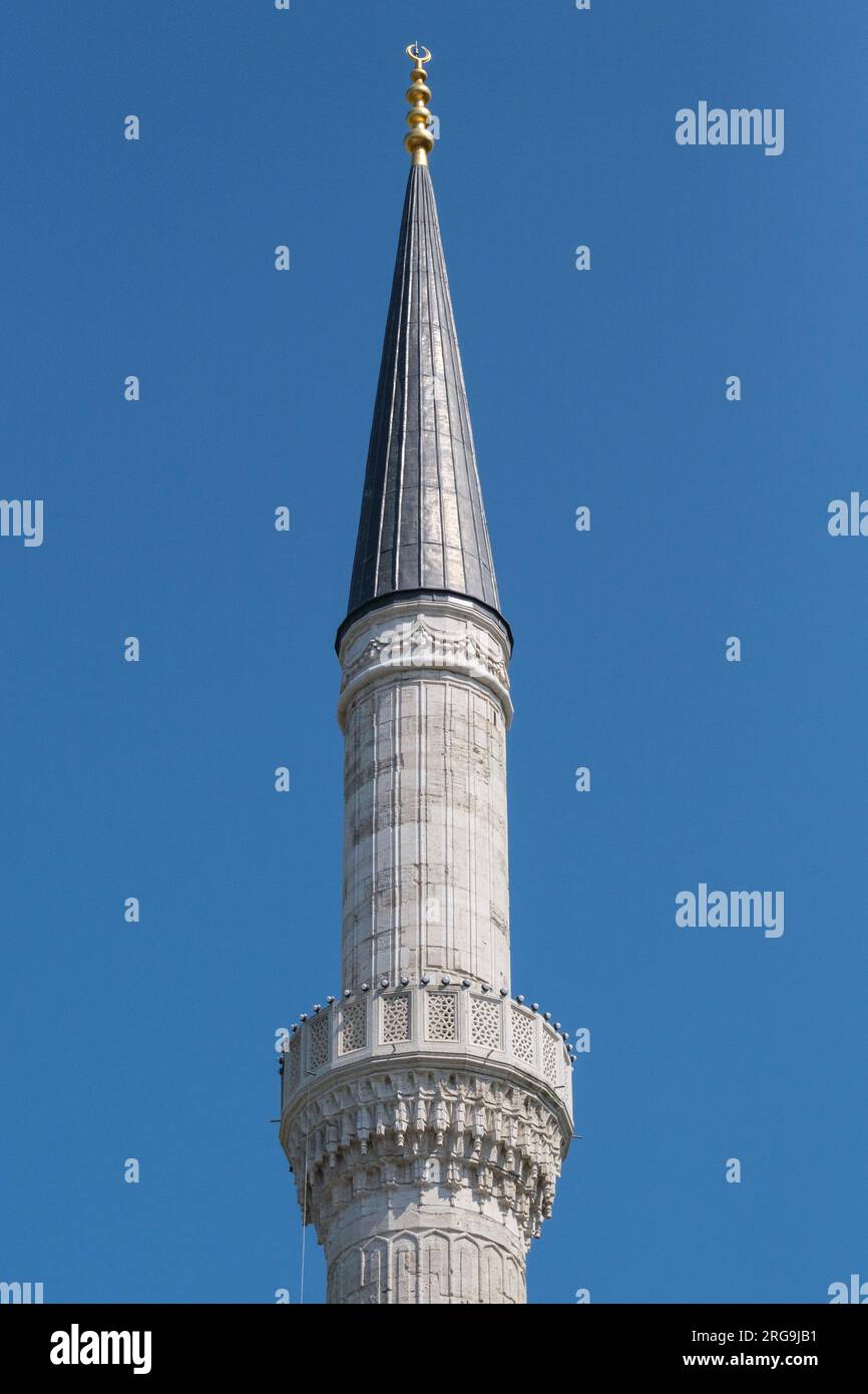 Istanbul, Türkei, Türkiye. Minarett der Blauen Moschee (Sultan-Ahmed-Moschee) Stockfoto