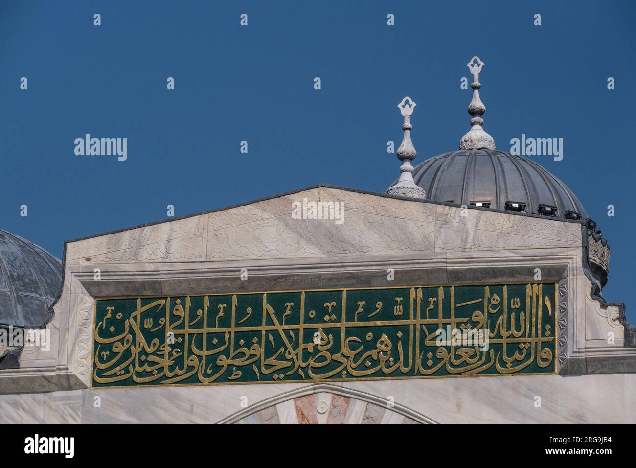 Istanbul, Türkei, Türkiye. Kalligraphie über dem Eingang zur Blauen Moschee (Sultan Ahmed Moschee) Stockfoto
