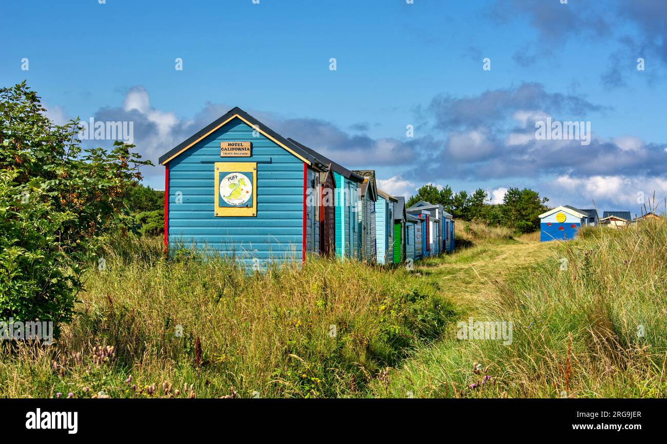 Hopeman Moray Firth Schottland der Oststrand und eine Reihe farbenfroher Hütten oder Chalets im Sommer Stockfoto