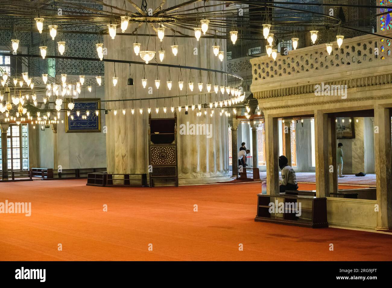 Istanbul, Türkei, Türkiye. Innenansicht, Blaue Moschee (Sultan-Ahmed-Moschee) Stockfoto