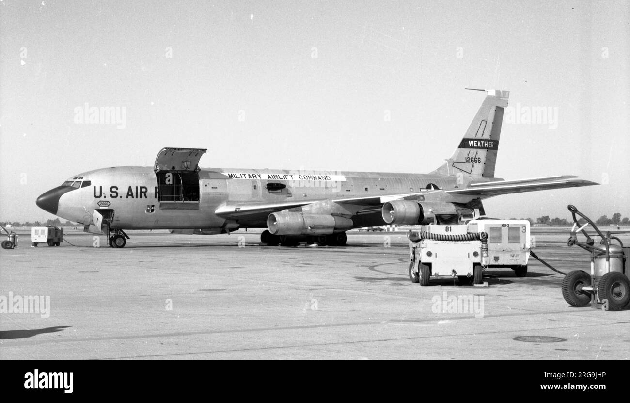 United States Air Force Boeing WC-135B 61-2666 (msn 18342) am Luftwaffenstützpunkt McCleelan. Boeing C-135B-BN Stratolifter (Boeing 717-185) 61- 2666 wurde am 15. Februar 1962 eingeführt; am on21. März 1962 geflogen; am 30. März 1962 an die USAF geliefert. Wurde im April 1962 dem militärischen Lufttransportdienst zugeteilt: Hat mehrere Weltklasse-Rekorde für Frachtaufzüge und Geschwindigkeit aufgestellt. Im august 1965 in WC-135B umgewandelt und dem 55. Wetteraufklärungsgeschwader, dem 9. Wetteraufklärungsflügel, dem Wetterdienst der Luftwaffe, McClellan AFB, CA, zugewiesen. Auch Konstante Phoenix zur Entnahme atmosphärischer Proben für t benannt Stockfoto