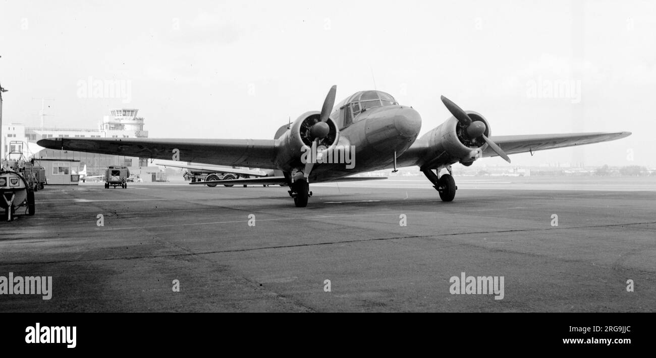 Avro Anson C.XIX Serie 2 G-AVCK (ex RAF - TX157) der T.A.T. Ltd In Baginton (Flughafen Coventry). G-AVCK wurde im September 1967 an Condor Aviation bei Halfpenny Green verkauft und irgendwann im Jahr 1969 verschrottet. Stockfoto